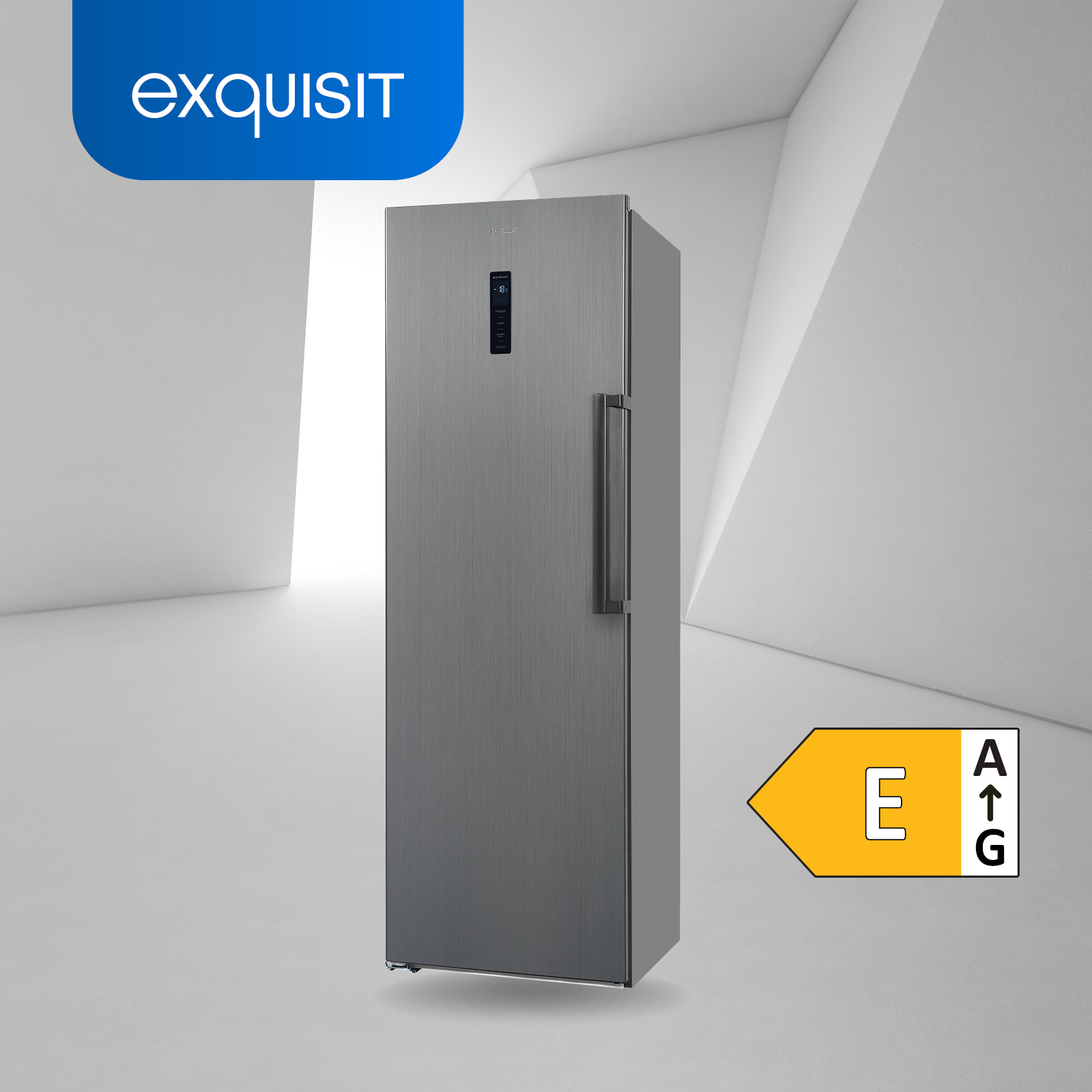 Ein silberner Exquisit-Kühlschrank in einem hellen, sauberen Raum. Energieeffizienzlabel.