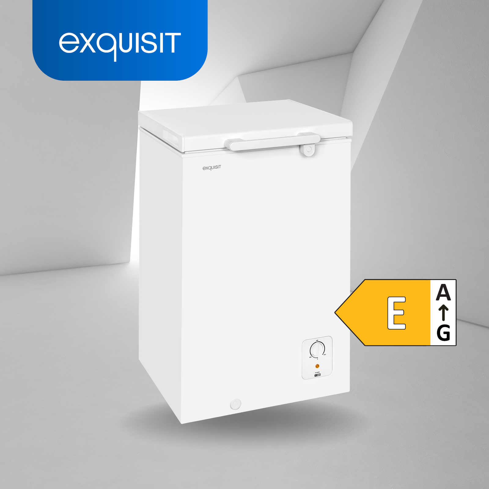 Un congelador horizontal blanco con una etiqueta de eficiencia energética sobre un fondo blanco.