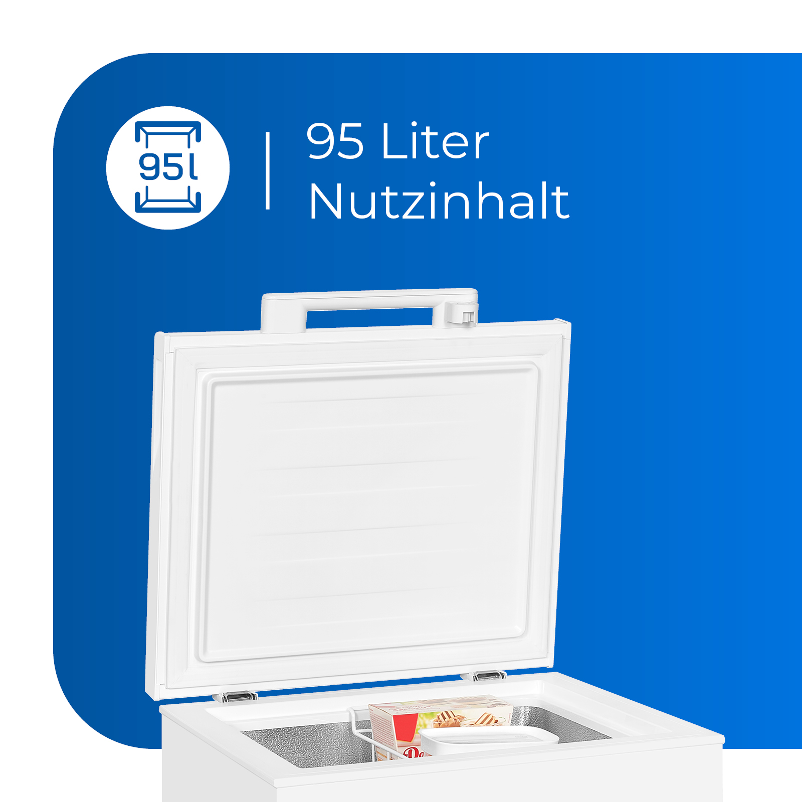 Congelador de arcón blanco con puerta abierta. Texto: 95 Litros Nutzinhalt. Fondo azul.
