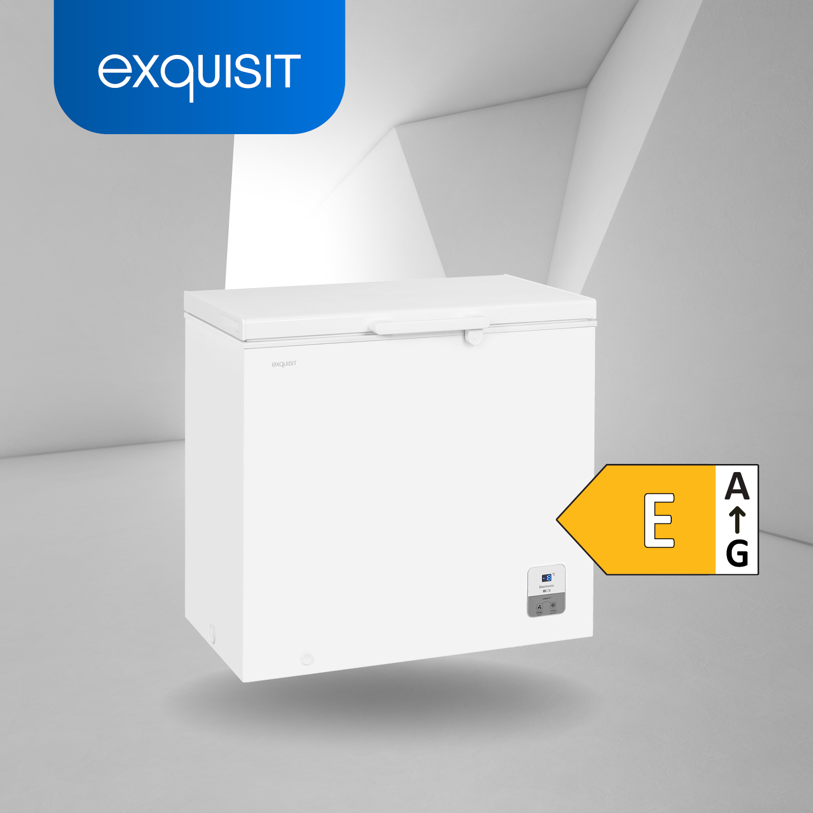 Congelador blanco con logo 'exquisit' y etiqueta de eficiencia energética.
