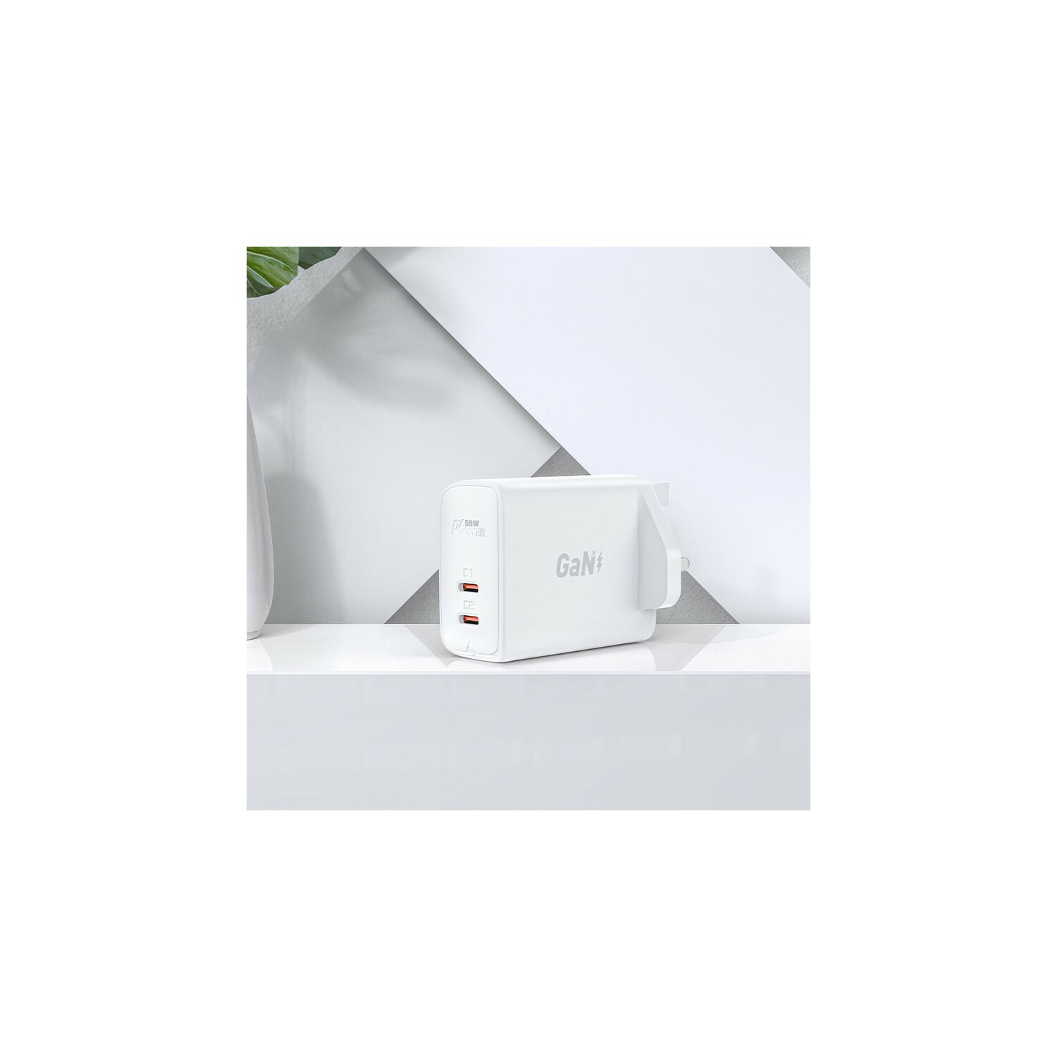 Ein weißes GaN-Ladegerät mit zwei USB-C-Anschlüssen. Es hat einen Stecker für eine Steckdose.