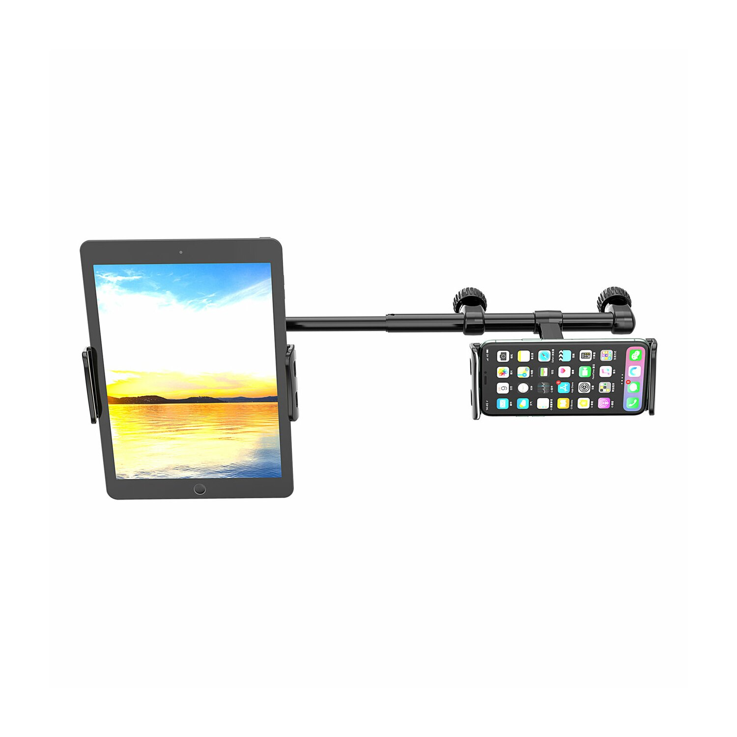 Tablet und Telefon nebeneinander im Auto montiert. Tablet zeigt Sonnenuntergang über Wasser.