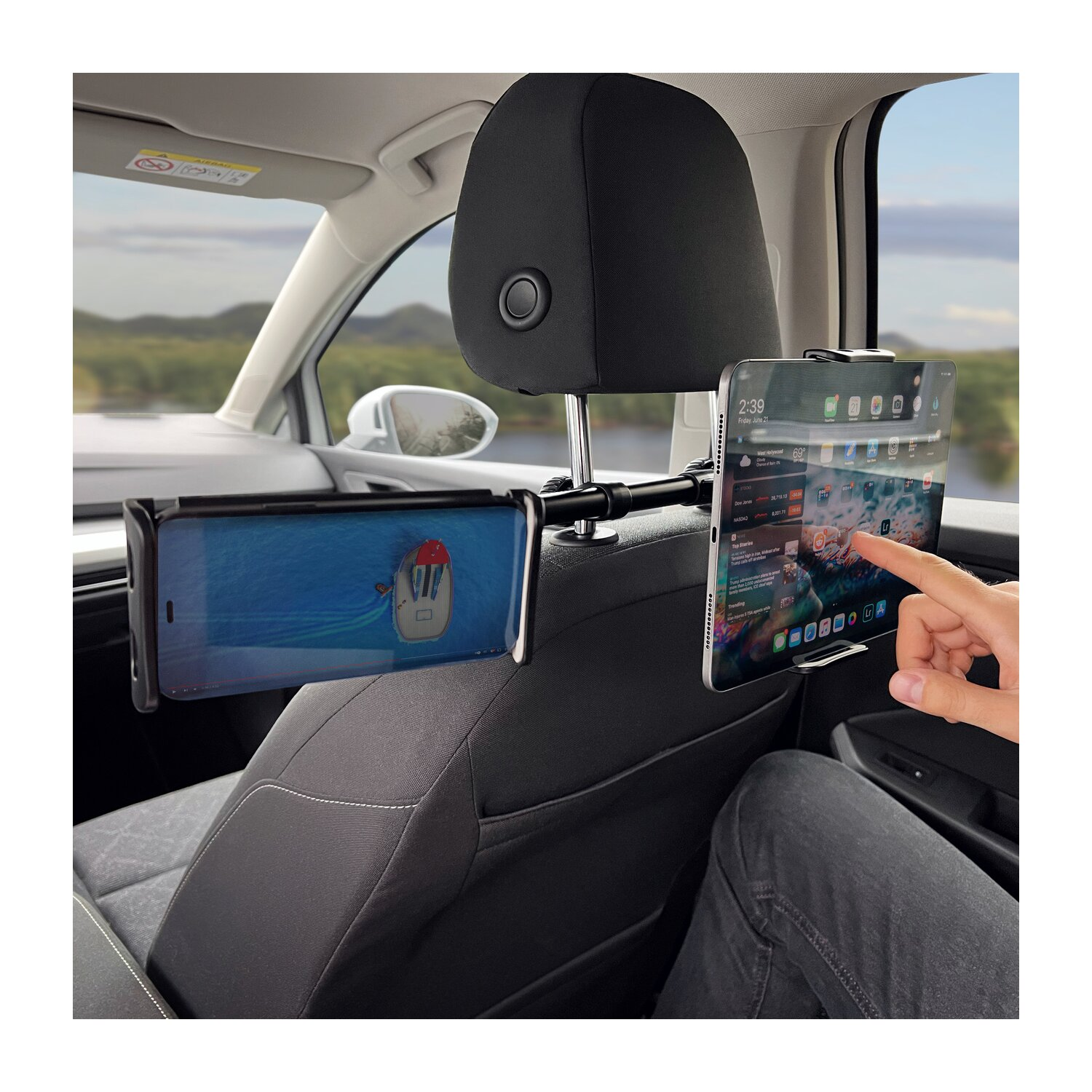 Zwei Geräte an der Kopfstütze eines Autos befestigt. Eins ist ein Telefon, das andere ein Tablet.