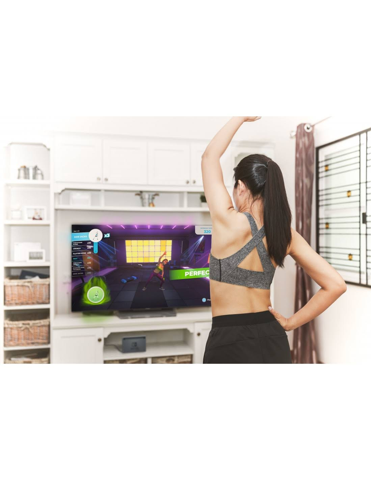Femme en brassière faisant de l'exercice devant une télé affichant un jeu de fitness.