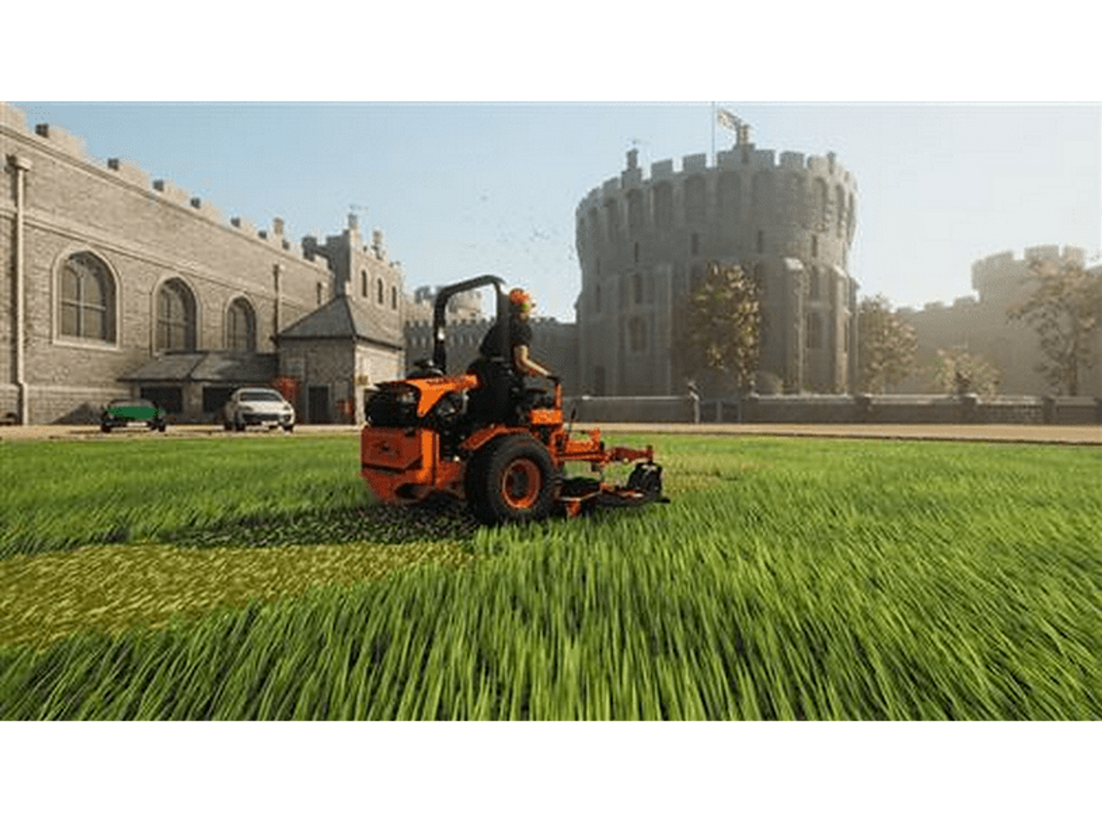 Een persoon die het gras maait met een zitmaaier voor Windsor Castle.