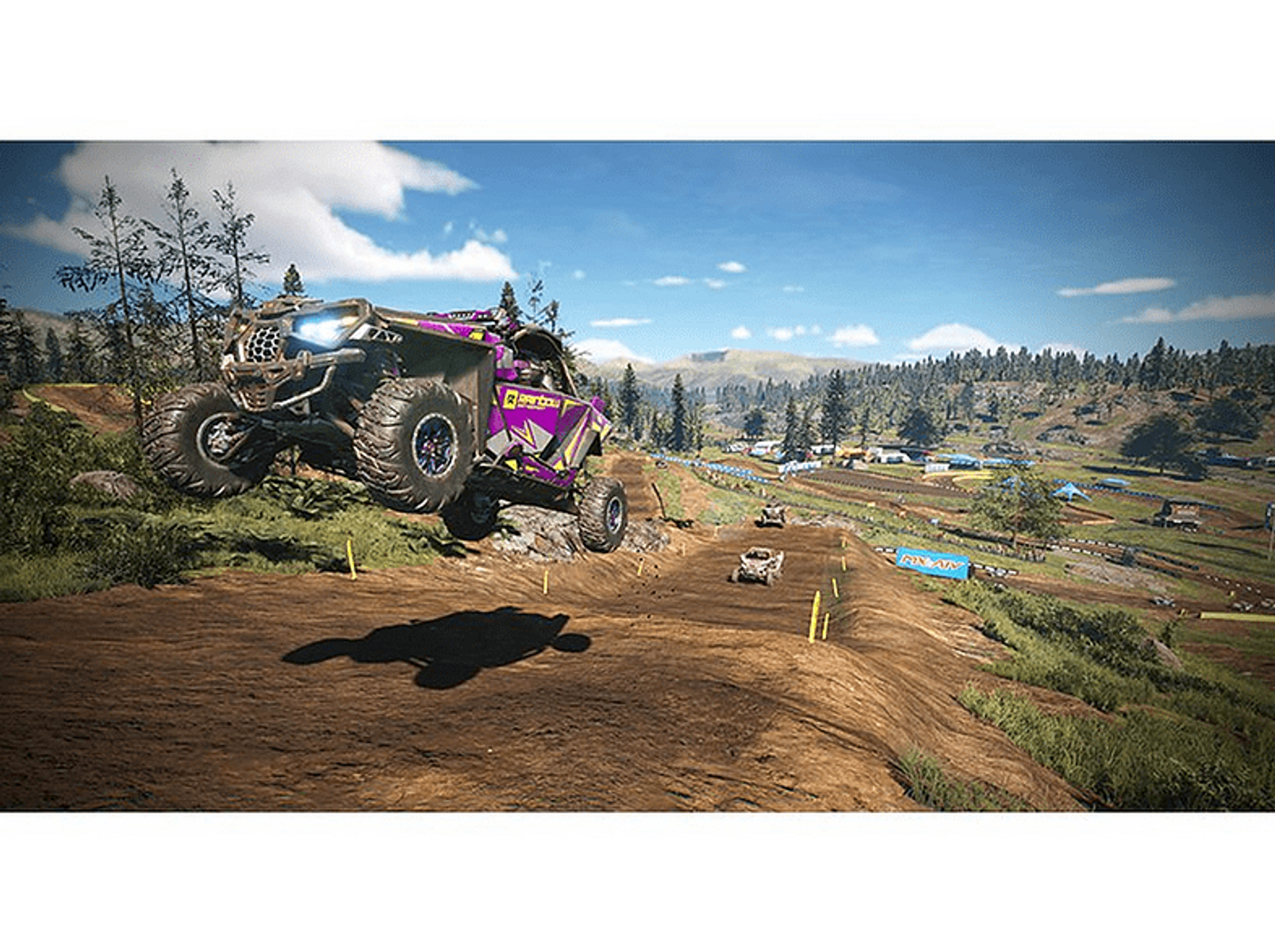 Geländewagen in Aktion auf einer Rennstrecke, umgeben von Bäumen und blauem Himmel.
