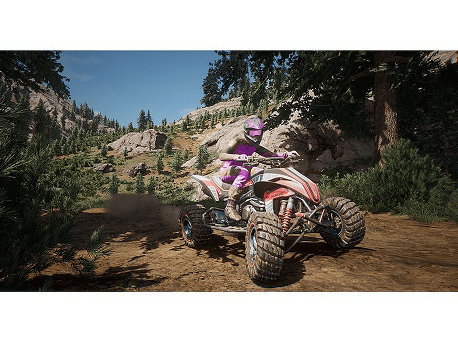 Eine Person fährt mit einem Quad auf einer Dirt-Strecke durch einen Wald, mit Helm und pinkfarbener Ausrüstung.