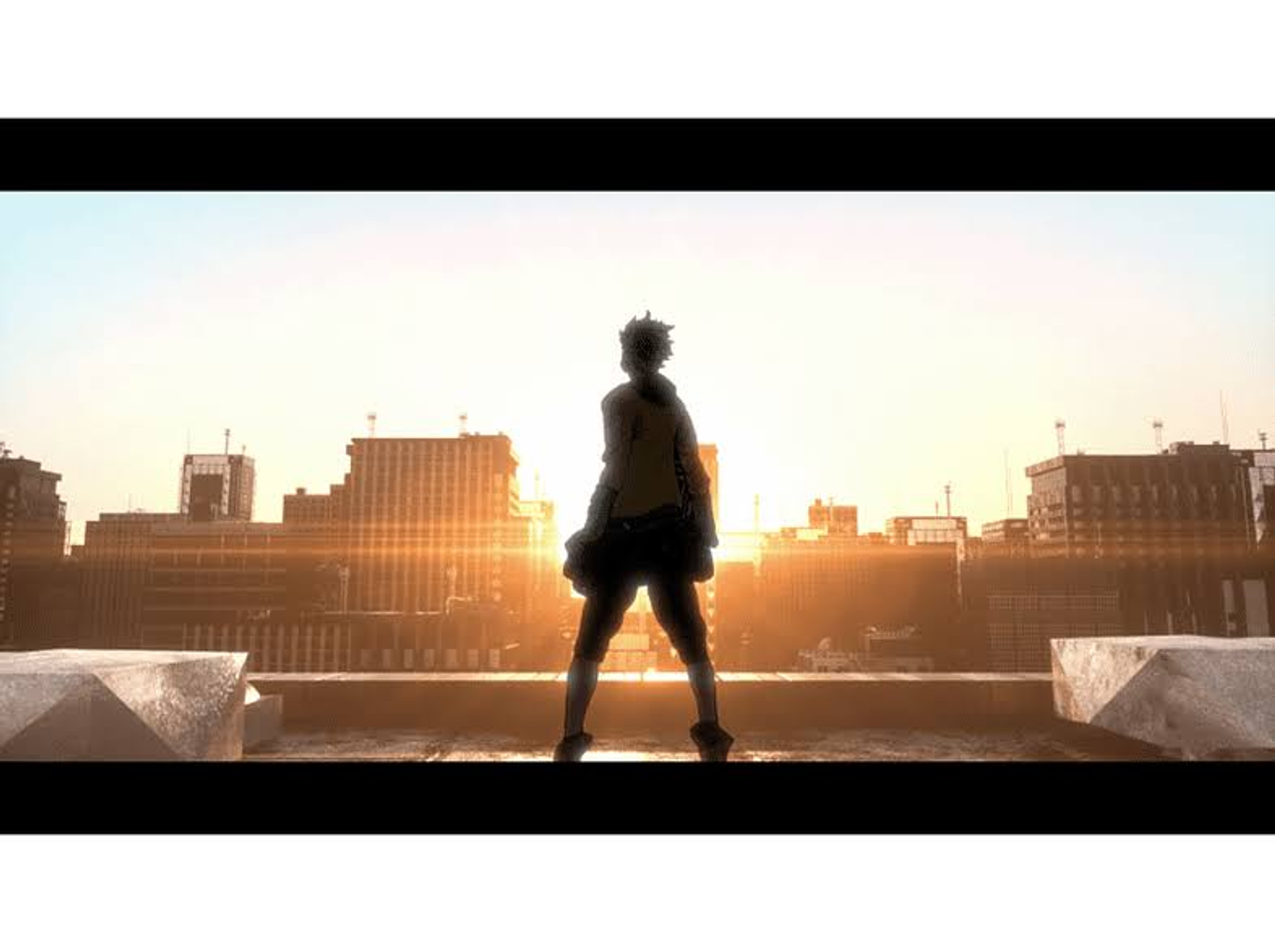 Una persona in piedi su un tetto, guarda il tramonto sullo skyline della città.