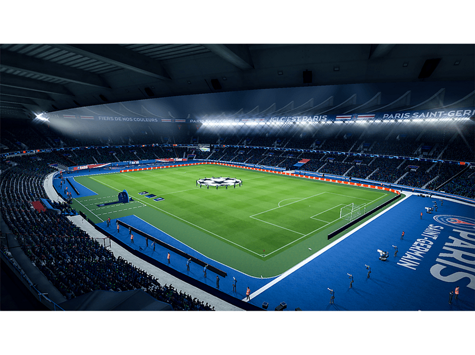Estadio de fútbol por la noche. Campo verde con jugadores, asientos azules y luces brillantes.
