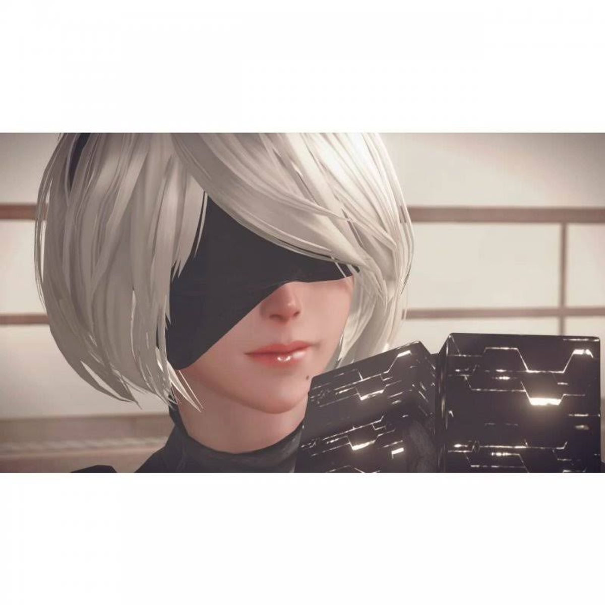 Una mujer con cabello blanco y una venda en los ojos. Parece pensativa, sosteniendo un objeto negro.