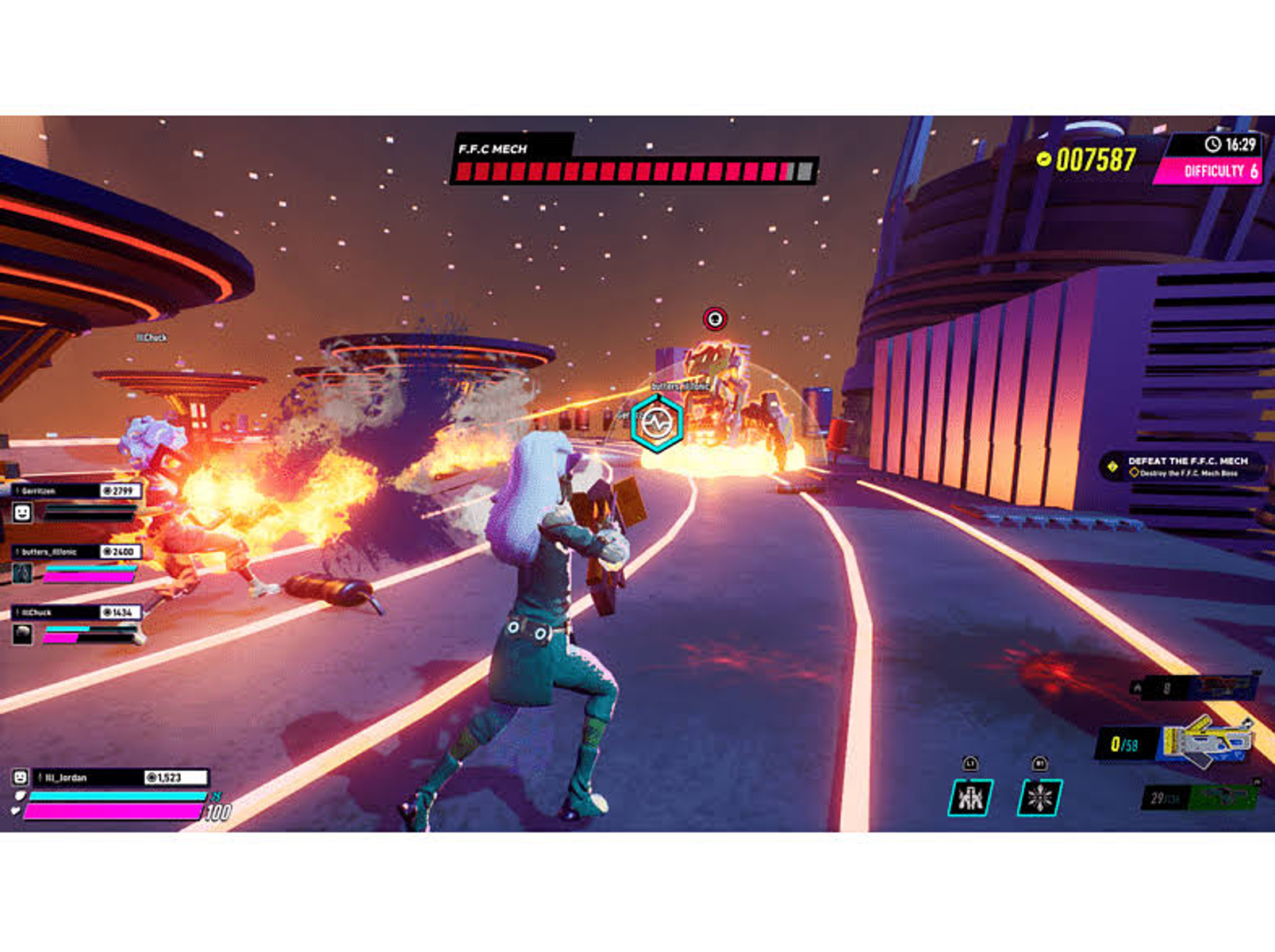 Escena del juego. Una mujer dispara a un mech. Edificios y explosiones en el fondo, tonos morados y naranjas.