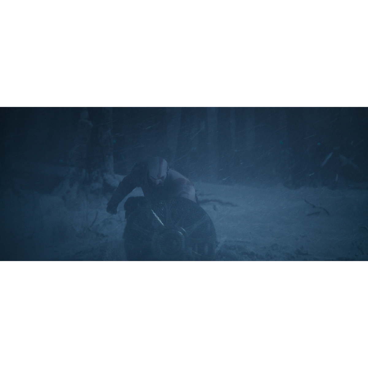 Postać w zaśnieżonym lesie, biegnąca, zasłonięta przez padający śnieg, ciemne i zimne otoczenie.