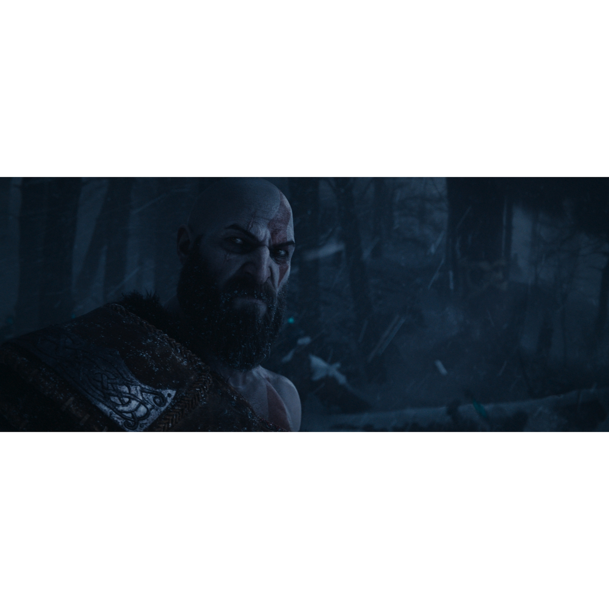 Kratos z God of War, z brodą, z intensywnym spojrzeniem. Śnieg i las w tle.