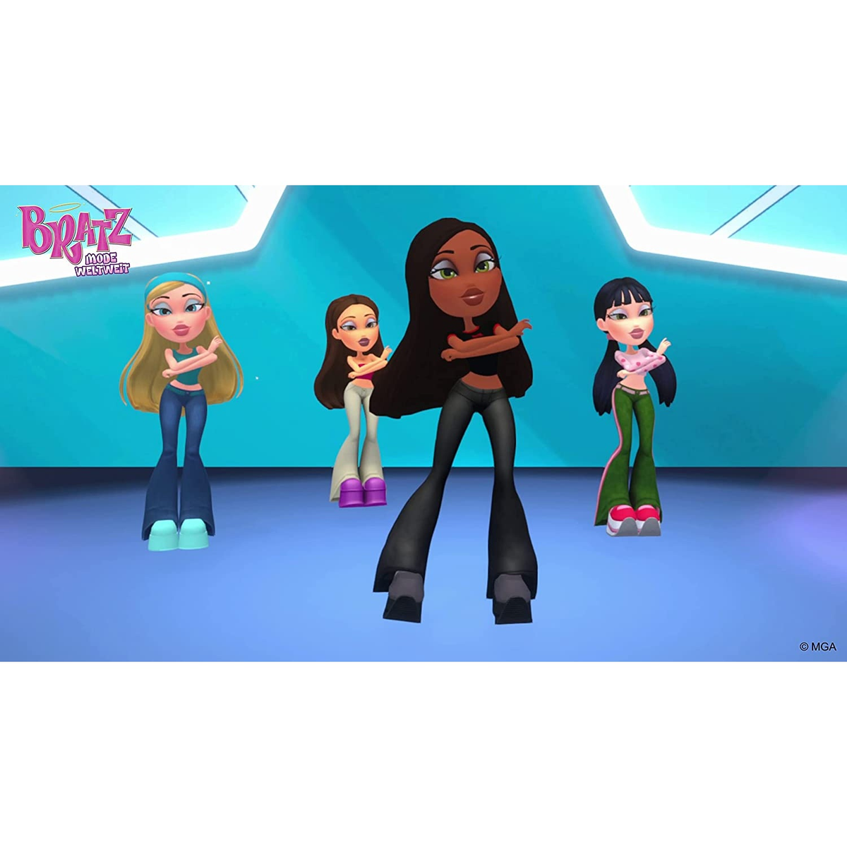 Vier Bratz-poppen dansen op een podium. Ze dragen modieuze kleding. Een blauwe achtergrond is zichtbaar.