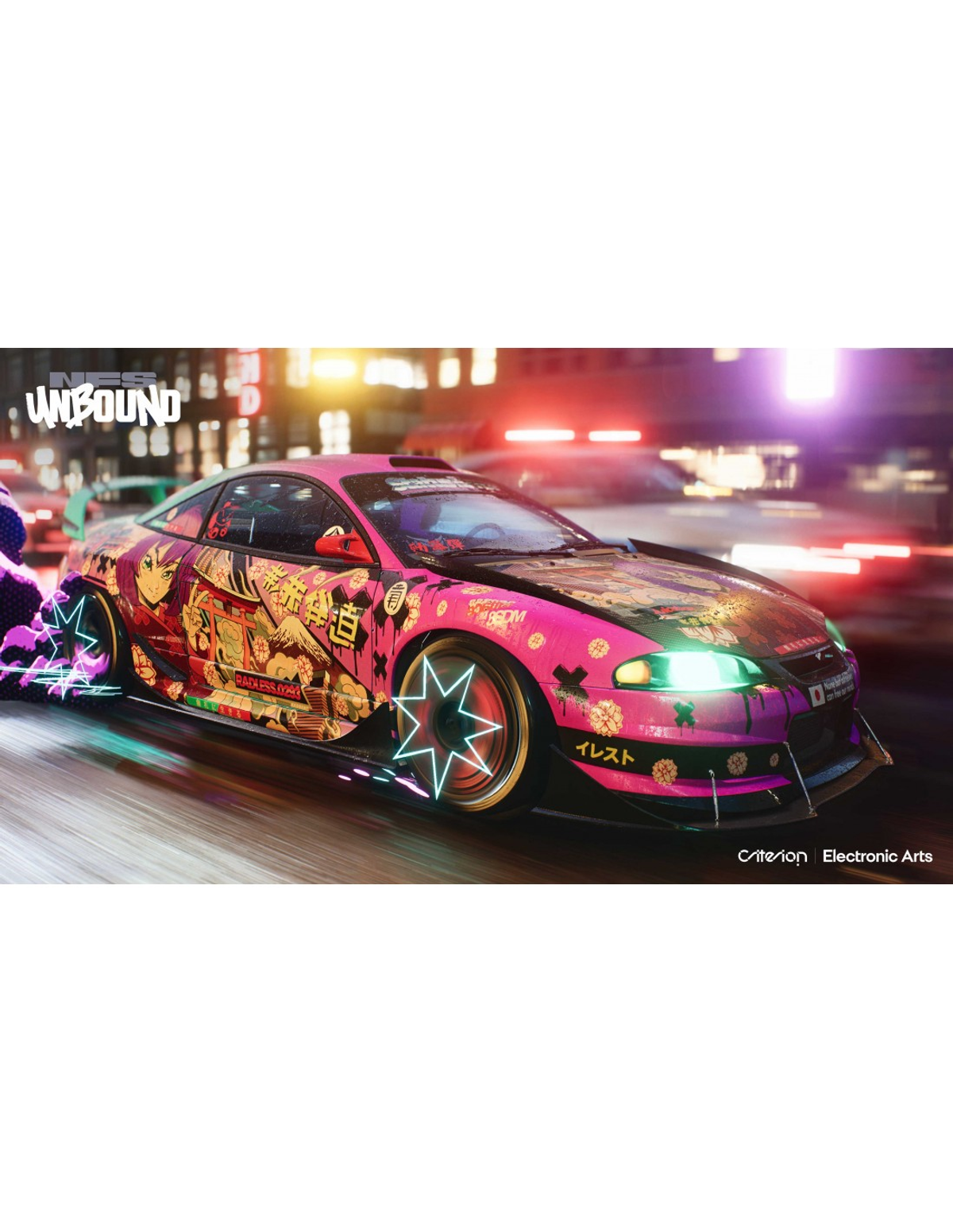 Coche rosa con calcomanías de estilo anime corriendo en una calle de la ciudad de noche con luces de neón.