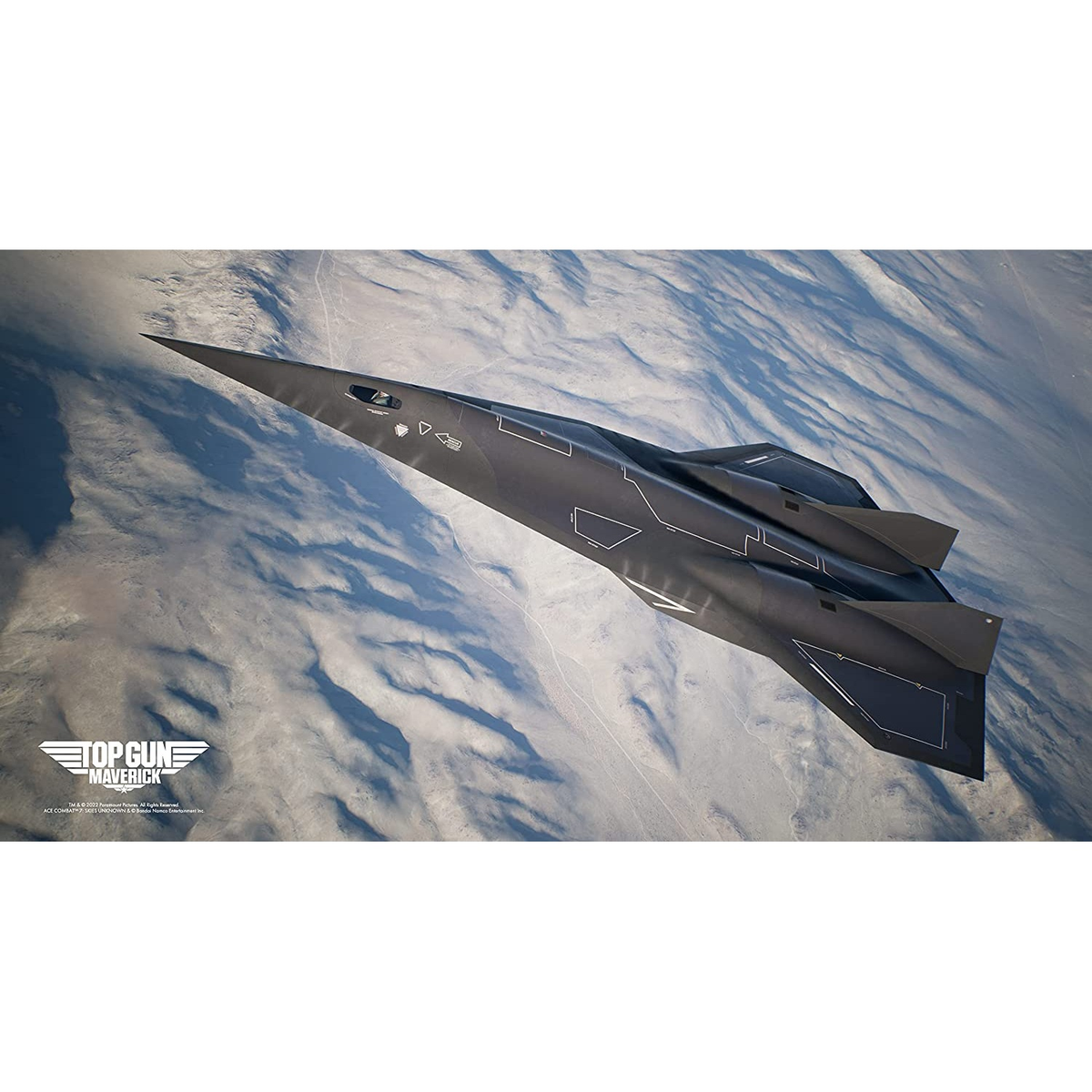 Czarny odrzutowiec leci na niebie. Logo Top Gun: Maverick na dole, na jasnoniebieskim tle.