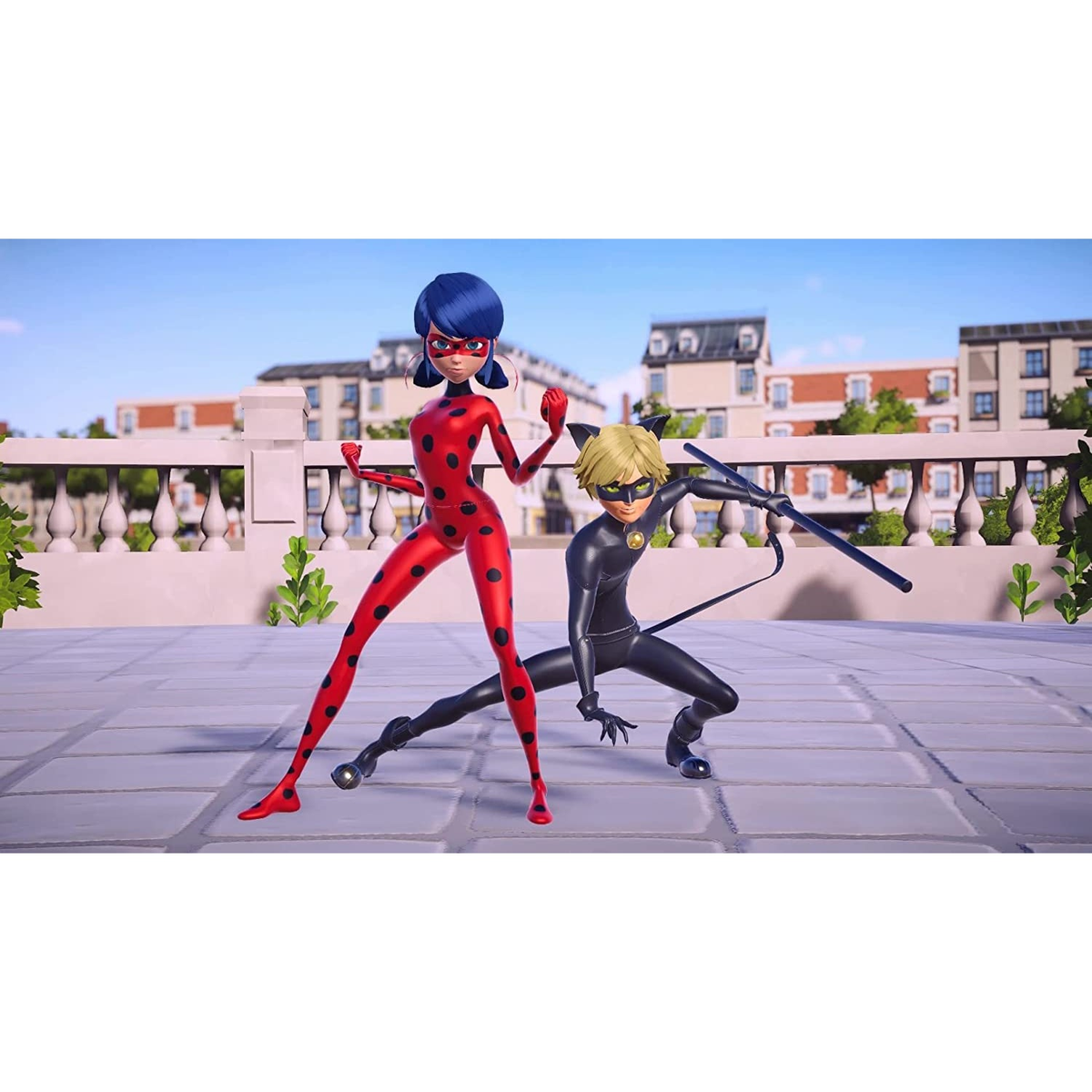 Ladybug e Cat Noir posano su una terrazza soleggiata. Sono in costume, pronti all'azione.