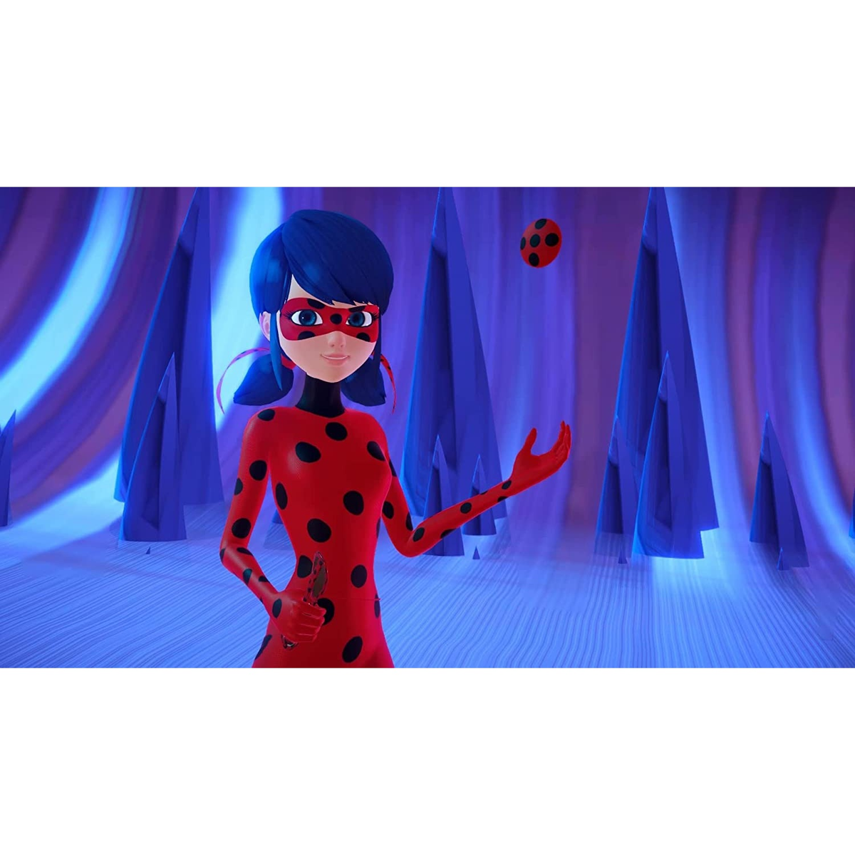 Ladybug in tuta rossa a pois neri, tiene un'arma e lancia una palla. Sfondo astratto.