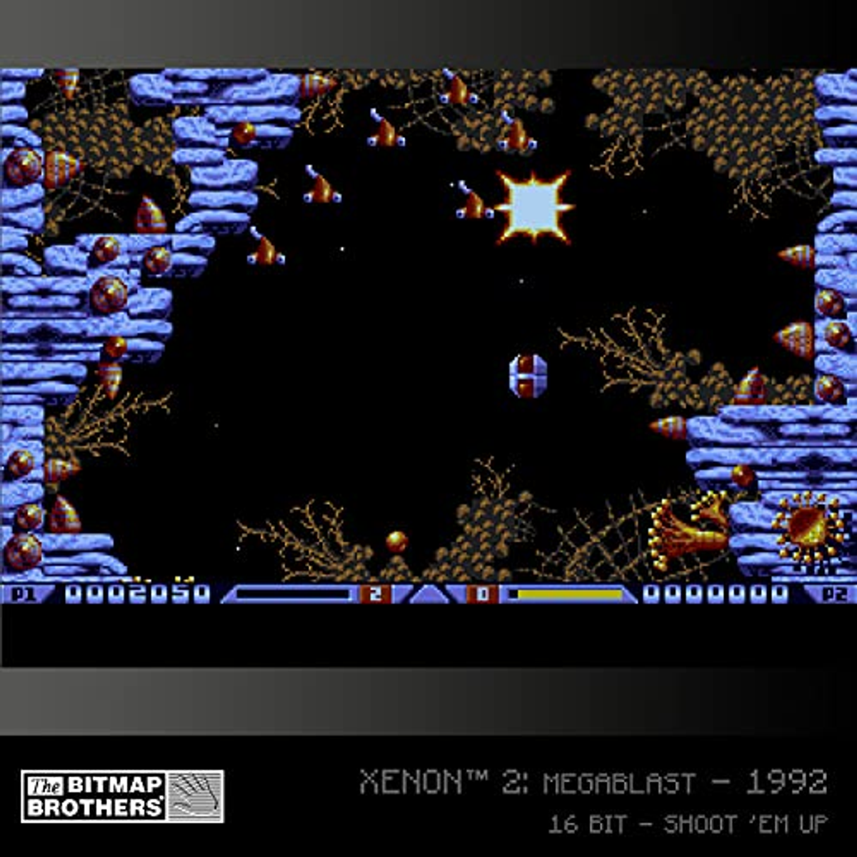 Ekran gry retro. Statki kosmiczne strzelają w ciemnym środowisku kosmicznym.