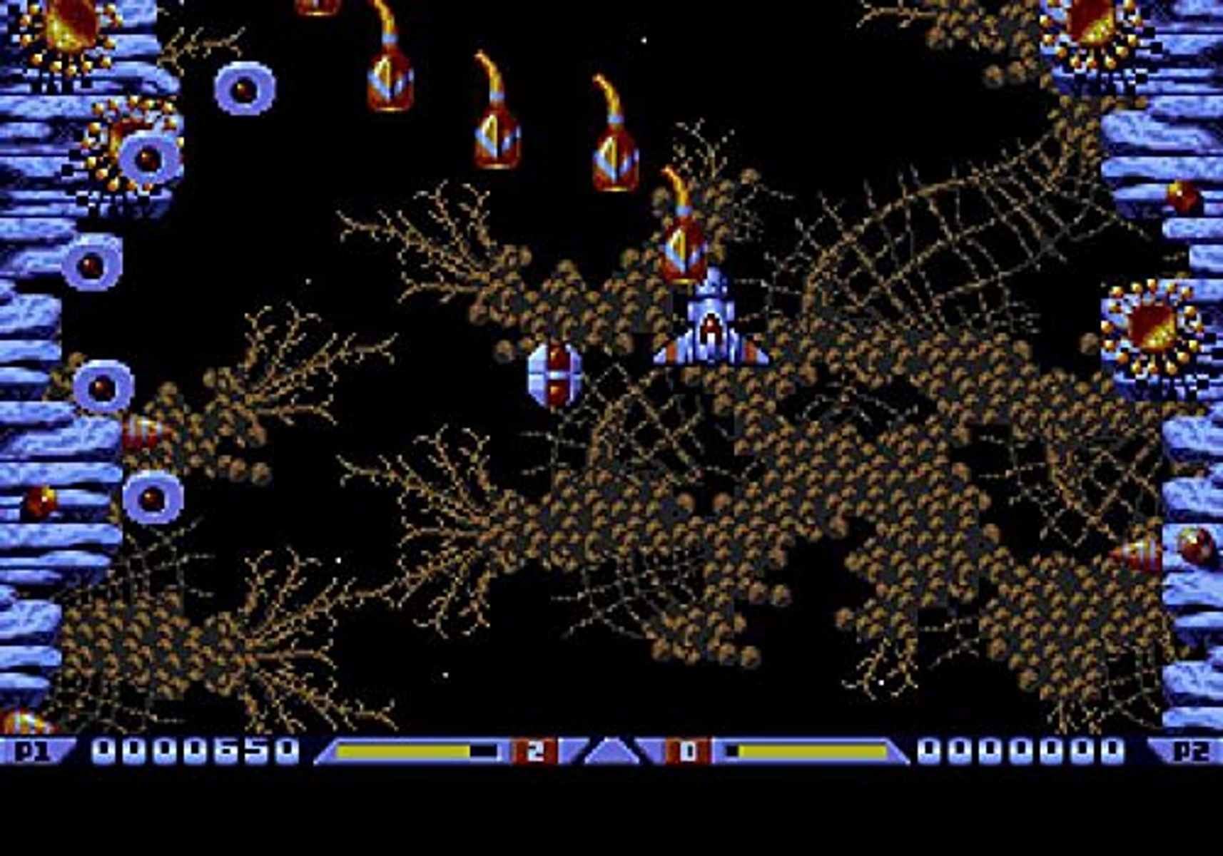 Scena z gry retro, z statkiem kosmicznym strzelającym do wrogów.