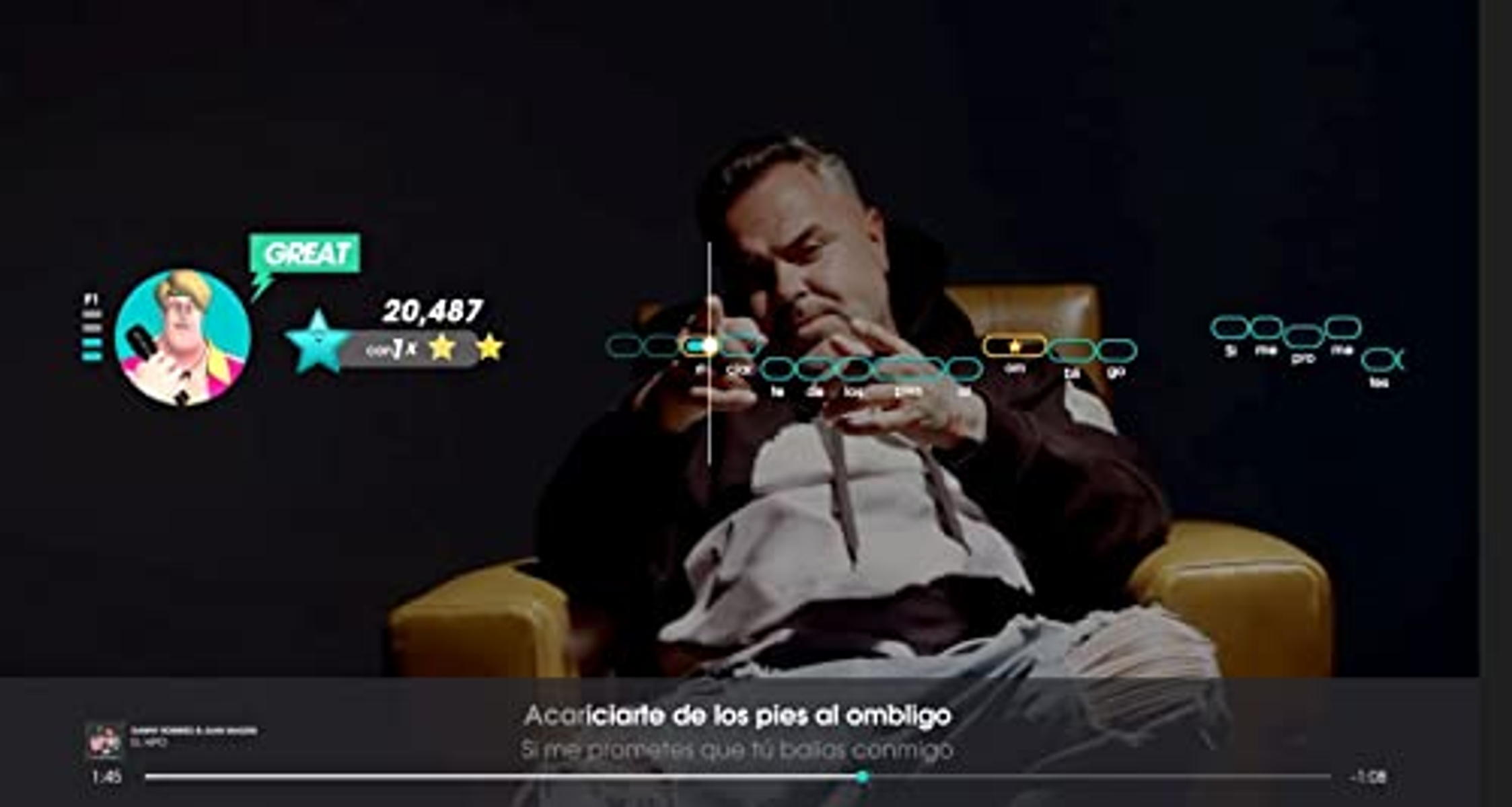 Hombre sentado en una silla jugando un juego de karaoke. Se muestran letras y elementos del juego.