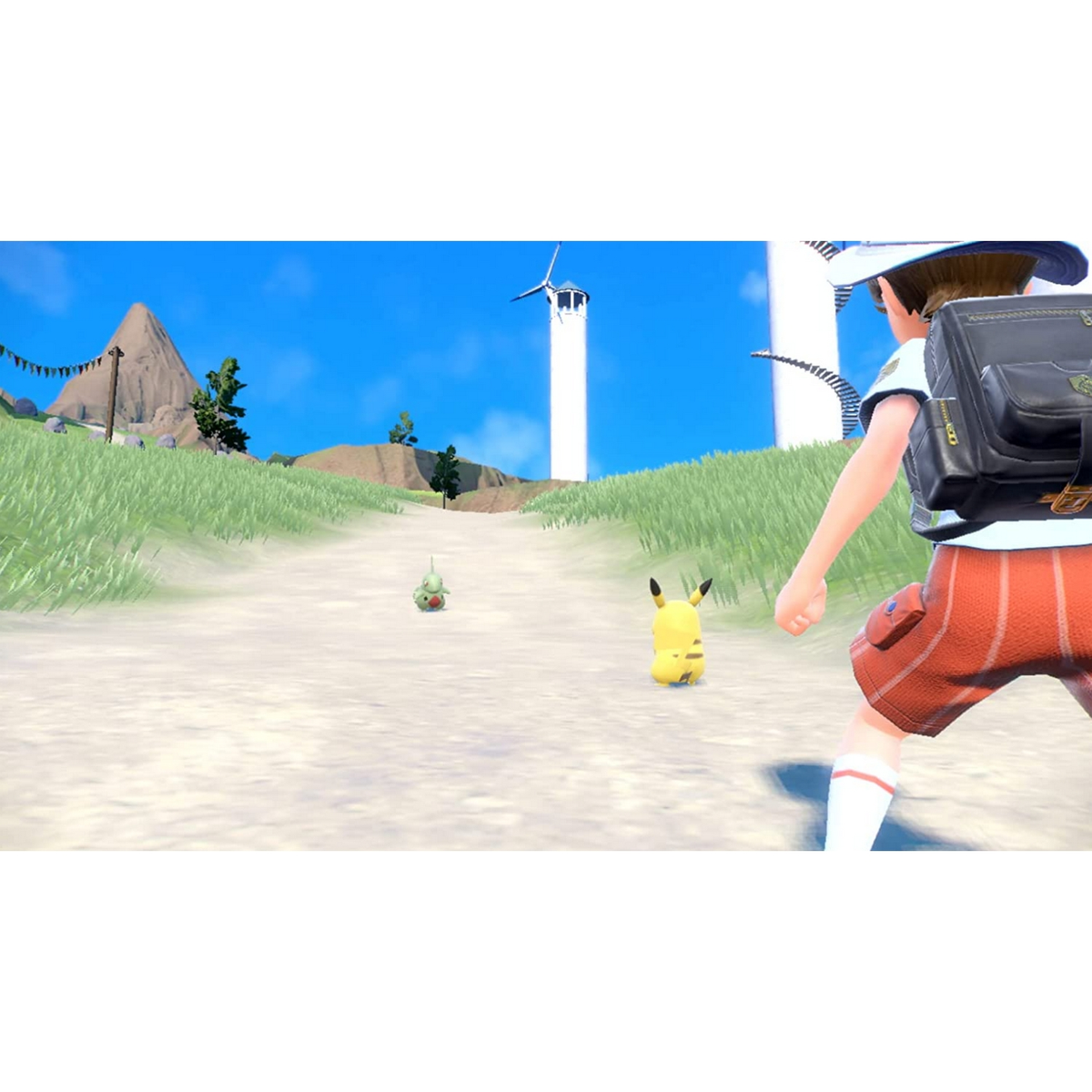Un ragazzo con uno zaino cammina su un sentiero sterrato. Pikachu e un'altra creatura lo seguono.