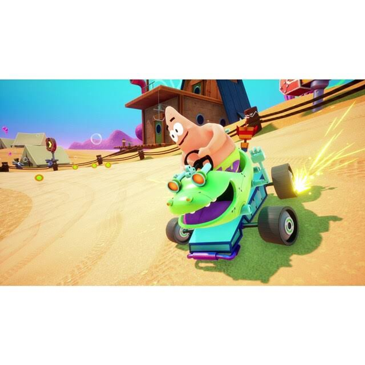 Patrick Star guida un kart verde. Terreno sabbioso, sfondo di una casa e cielo blu.