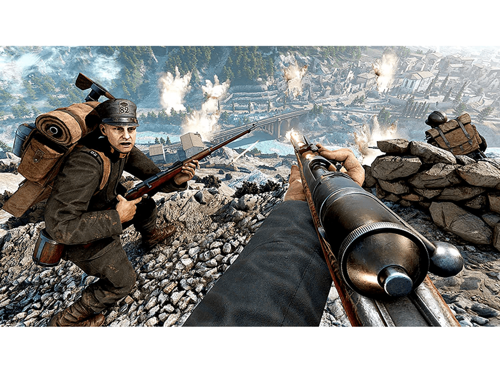Soldado apuntando con un rifle, otro soldado se agacha. Explosiones en el fondo, terreno montañoso.