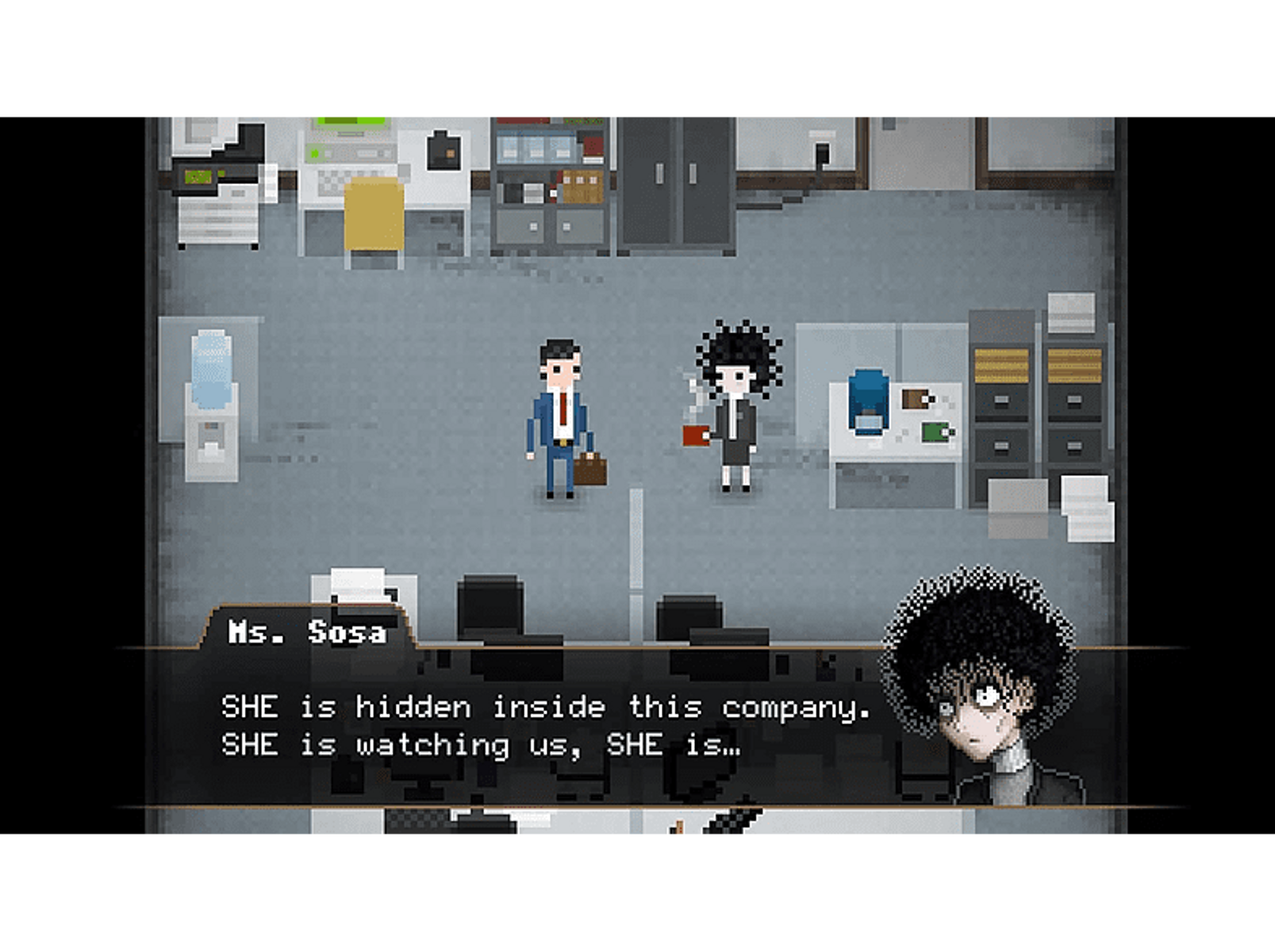 Scena di gioco pixelata. Due personaggi in un ambiente ufficio si guardano con del testo.