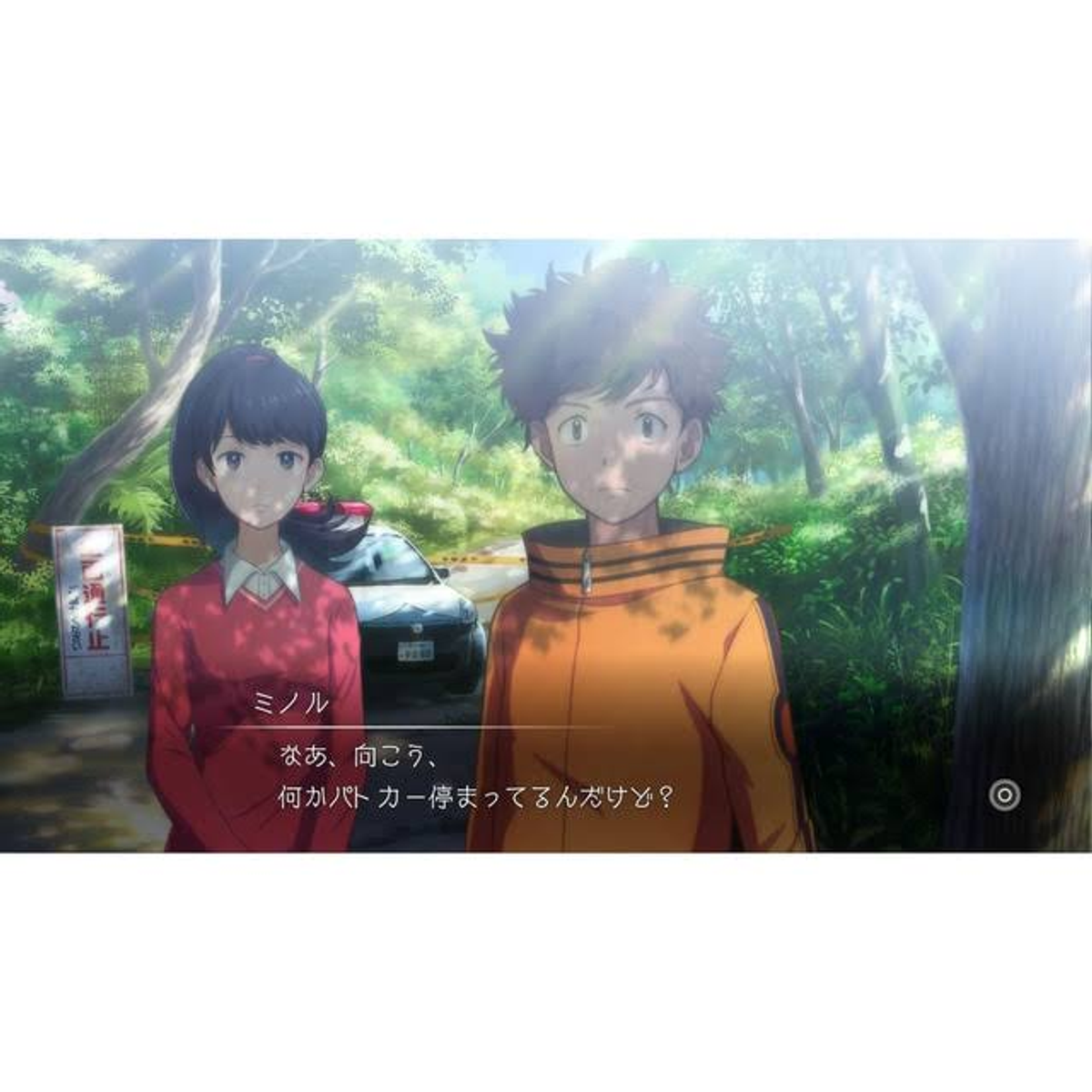 Scena z gry w stylu anime. Dwie postacie, chłopiec i dziewczyna, w pobliżu radiowozu i japońskiego znaku.
