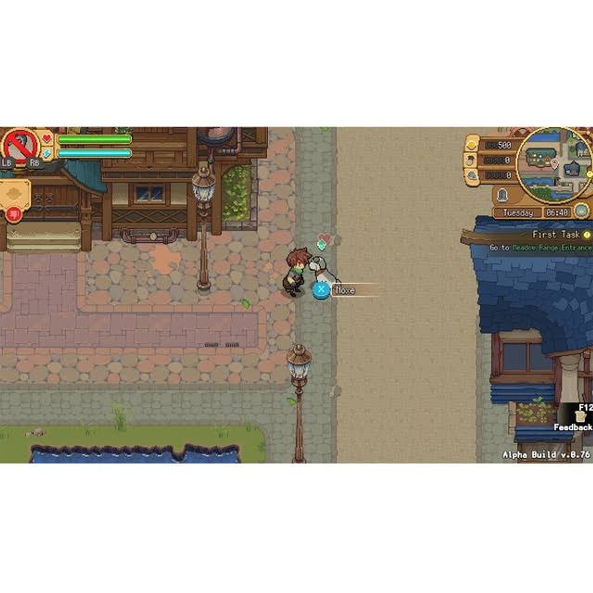 Escena del juego: un personaje en un pueblo, con edificios, un perro y el texto: 'Primera tarea'.