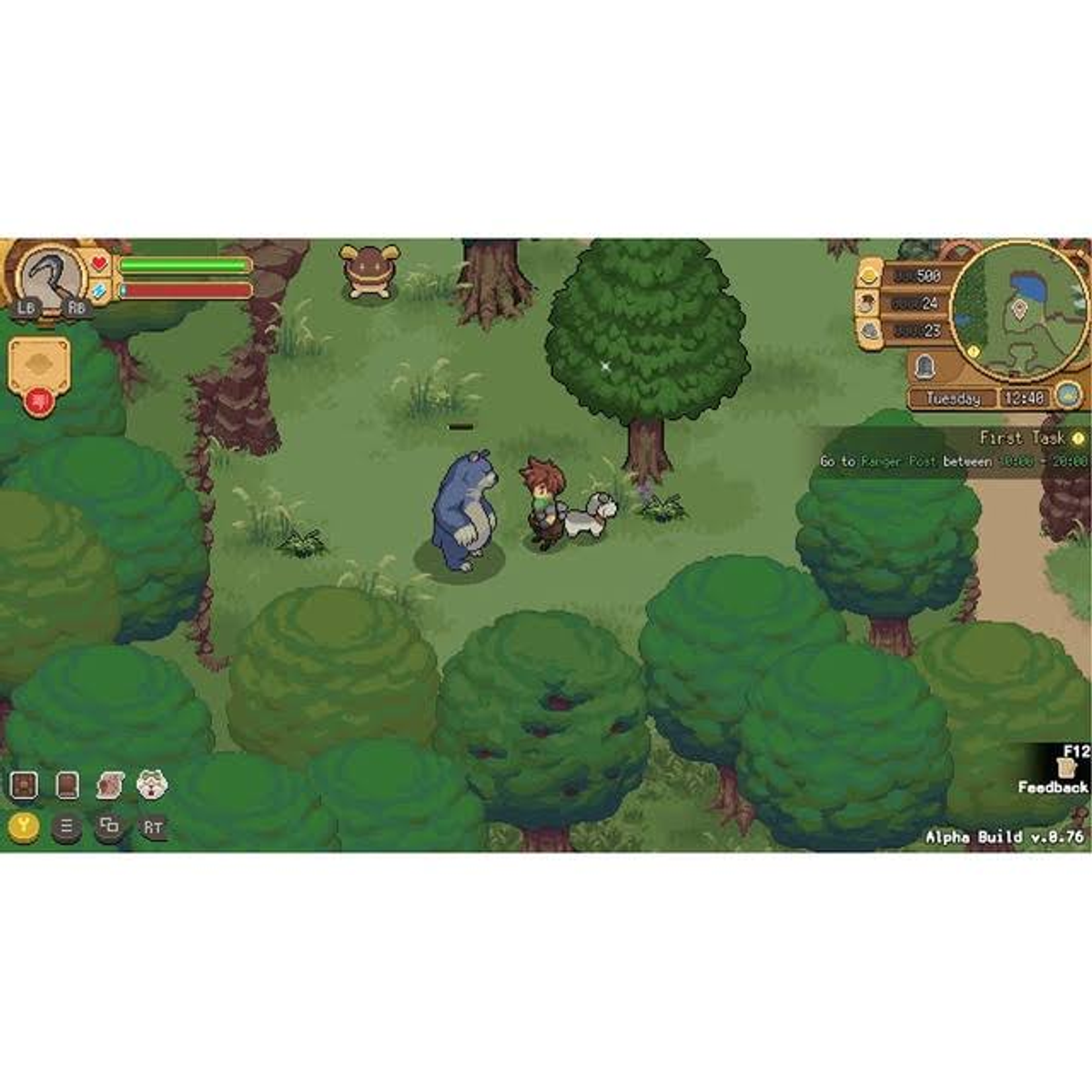 Gra z widokiem z góry. Dwie postacie wchodzą w interakcje w lesie, z niedźwiedziem i psem.