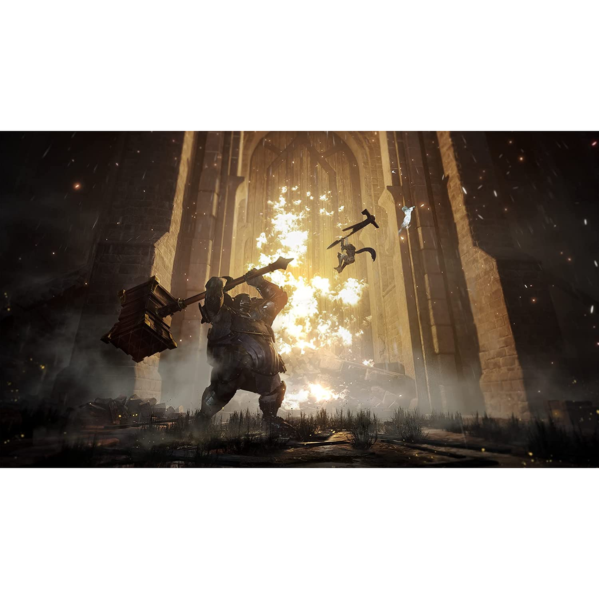 Wojownik wymachuje dużym młotem w kamiennej sali, z eksplozjami i postaciami w tle.