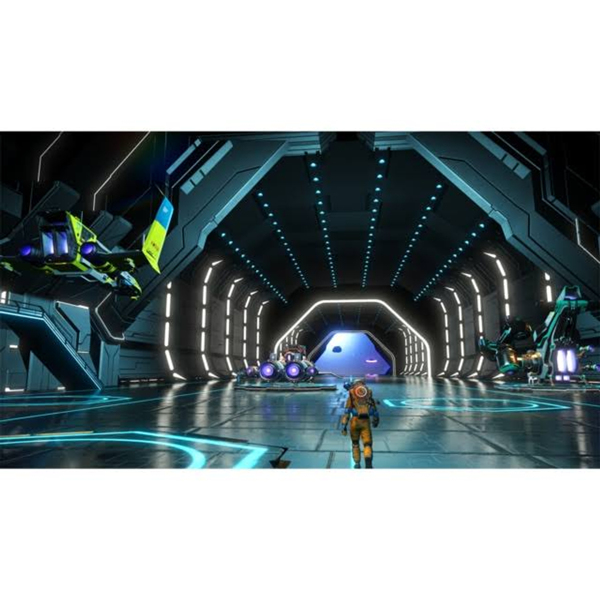 Futurystyczne wnętrze z osobą w skafandrze kosmicznym. Kilka statków kosmicznych jest zadokowanych. Niebieskie i zielone światła neonowe.