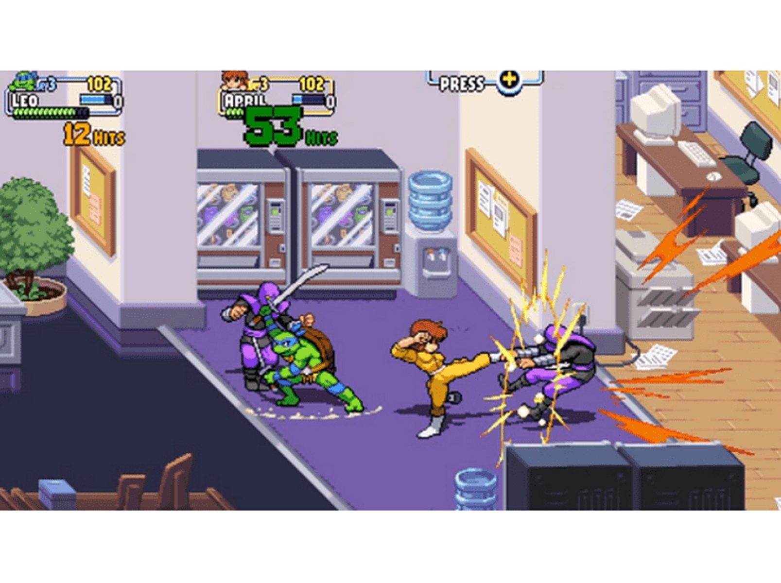 Tortugas Ninja luchando en una oficina. Uno en morado patea a otro, otros atacan.