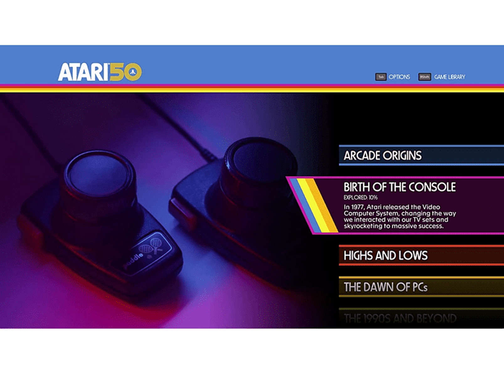 Kontrolery konsoli Atari 50 na stole, z informacjami o grze po prawej.