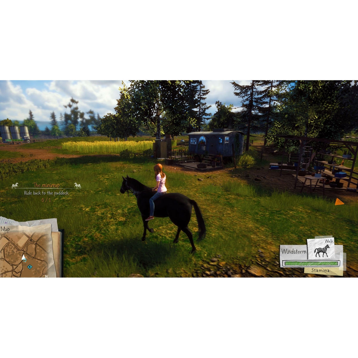 Scena di gioco, donna a cavallo, campo verde, alberi ed edifici distanti.