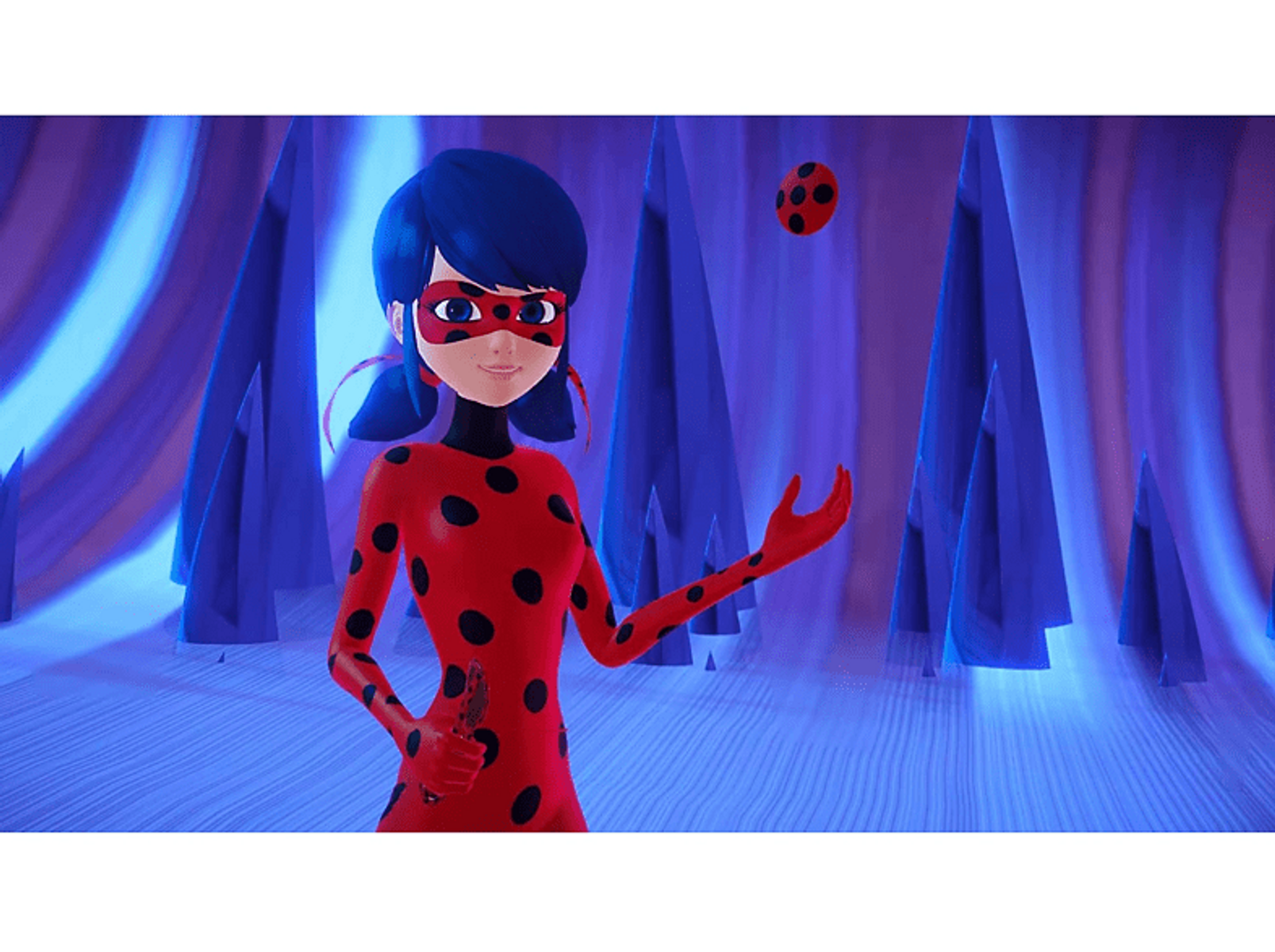 Miraculous Ladybug w czerwono-czarnym kostiumie. Trzyma piłkę na niebieskim tle.