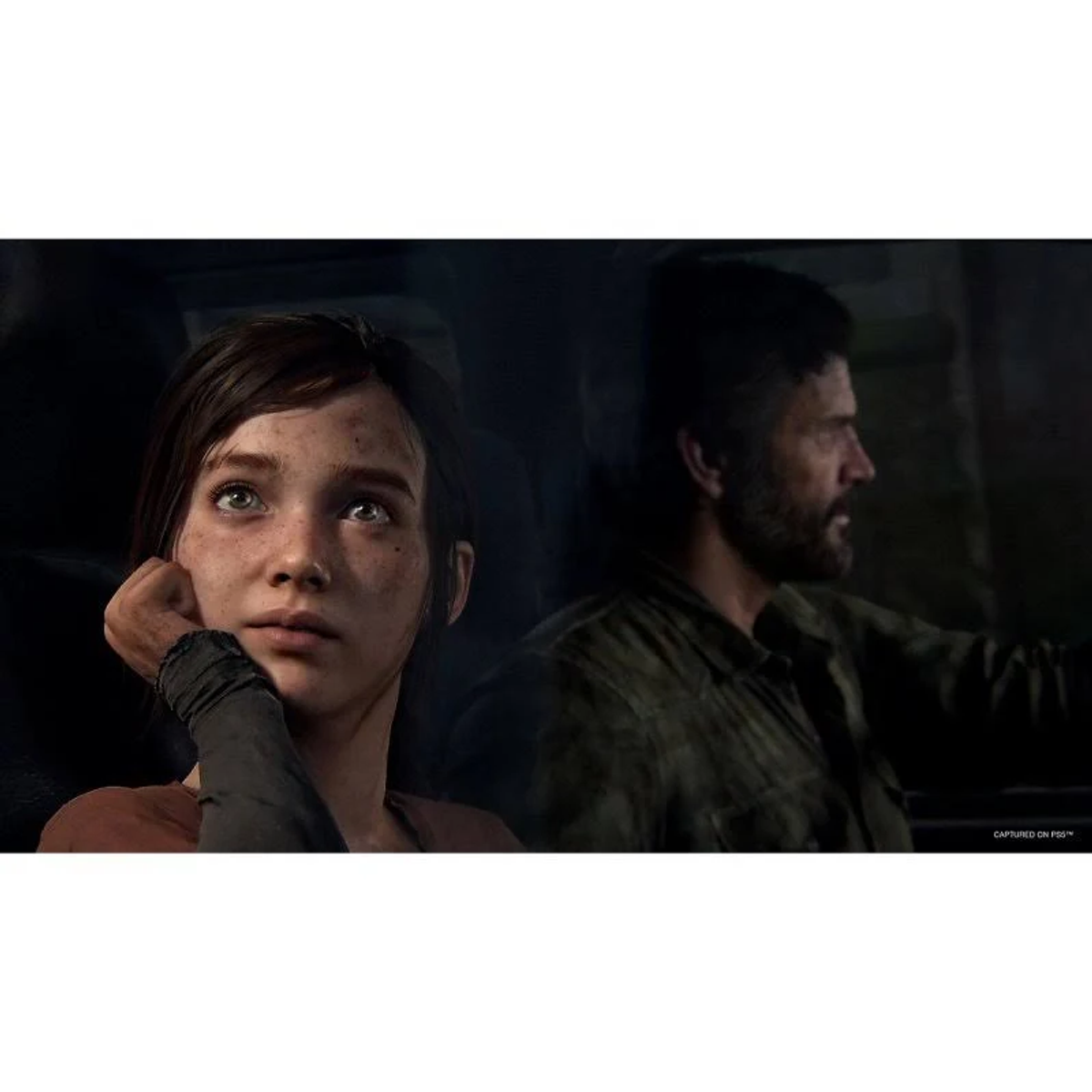 Zbliżenie dziewczyny ze smutnym wyrazem twarzy, obok mężczyzny w samochodzie. Gra The Last of Us.
