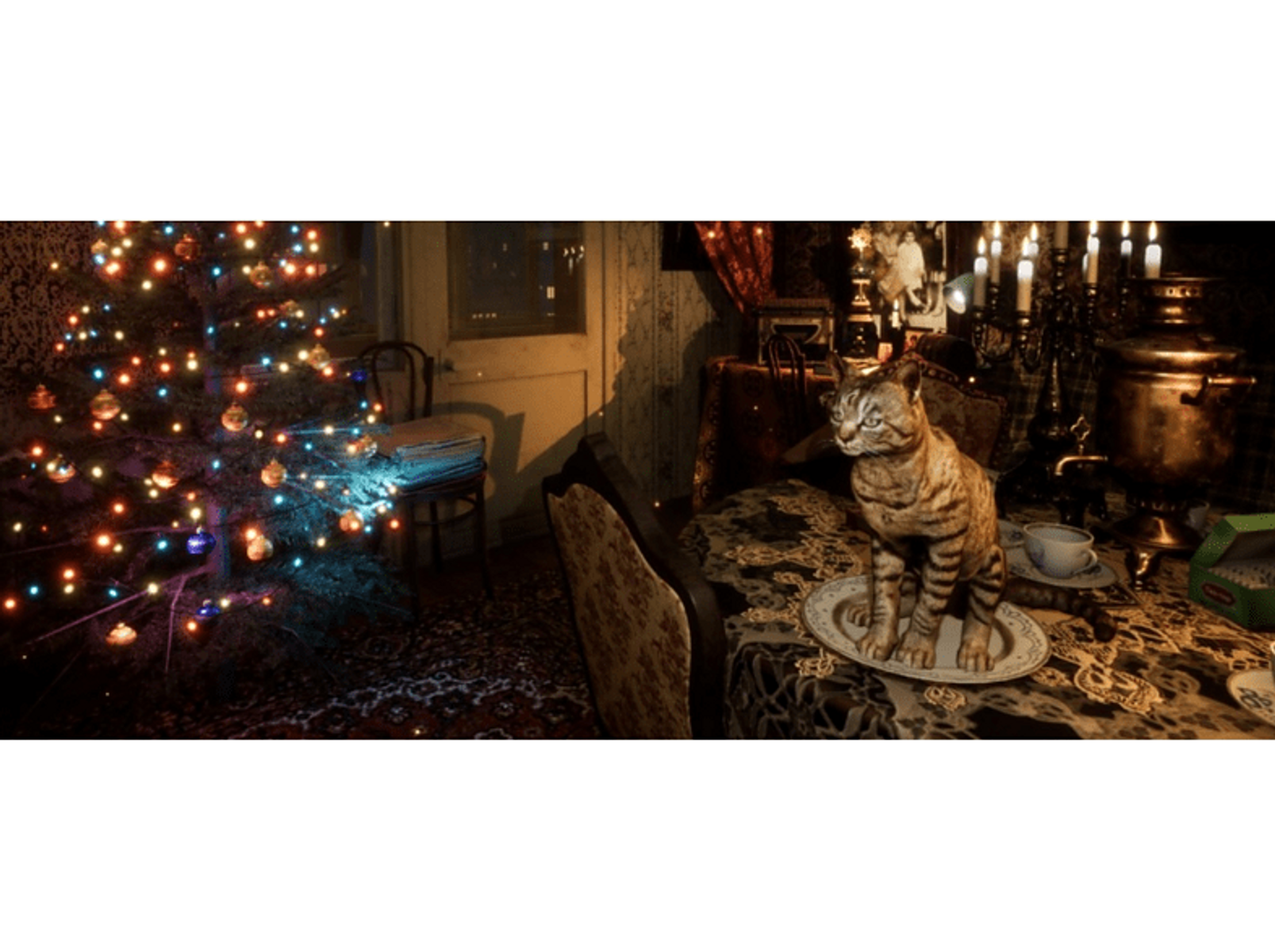 Un albero di Natale e un gatto seduto su un tavolo in una stanza buia con candele.