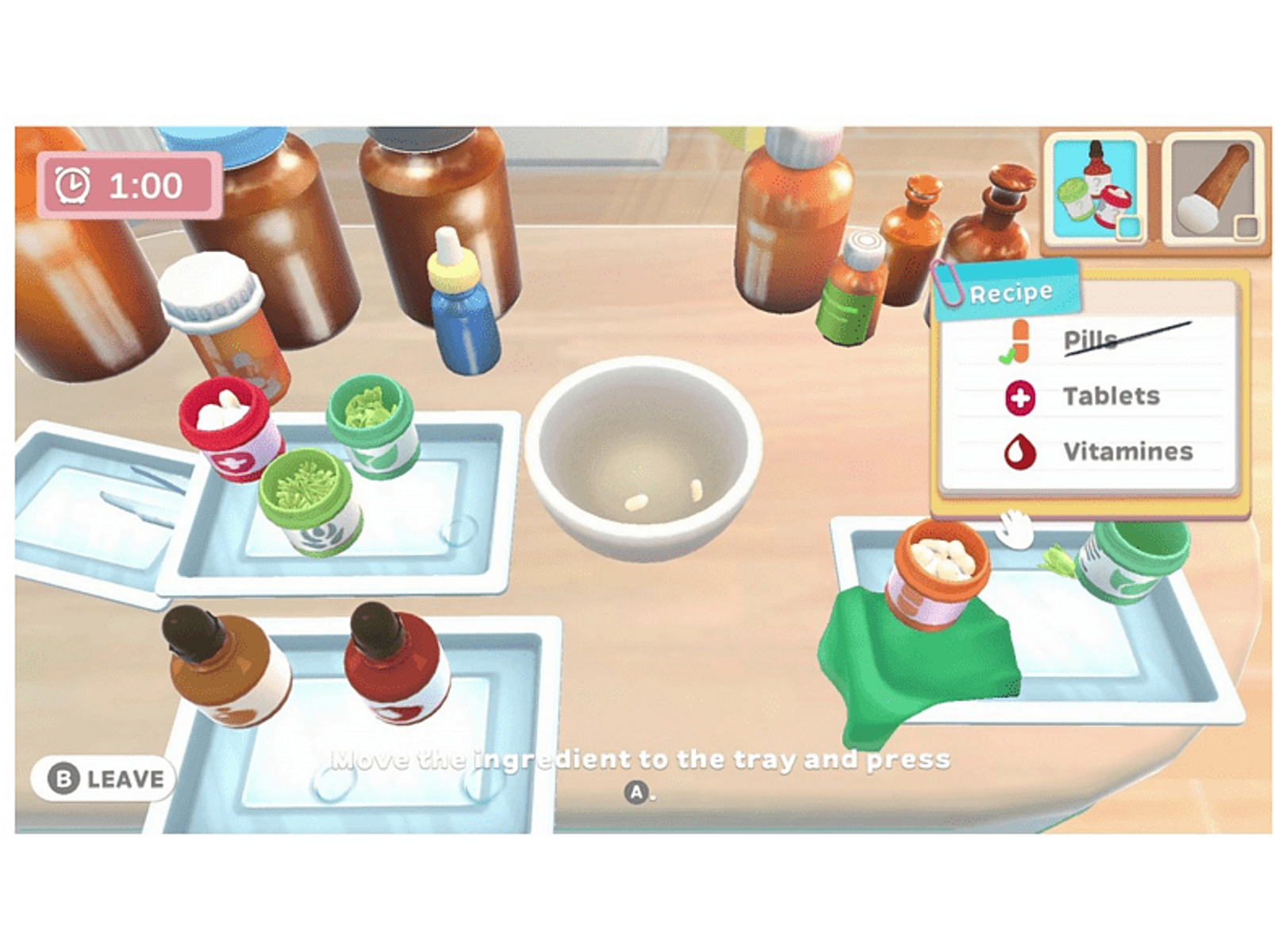 Una scena di gioco con un'ambientazione da farmacia. Sono visibili vari flaconi e ingredienti.