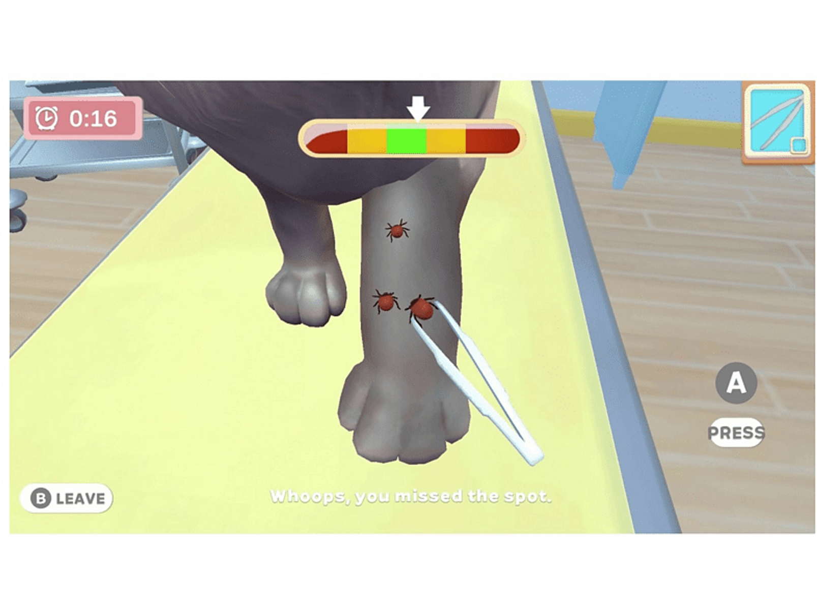 Una scena di gioco mostra un cane esaminato. Le zecche vengono rimosse con le pinzette. Testo: 'Ops, hai mancato il punto'.