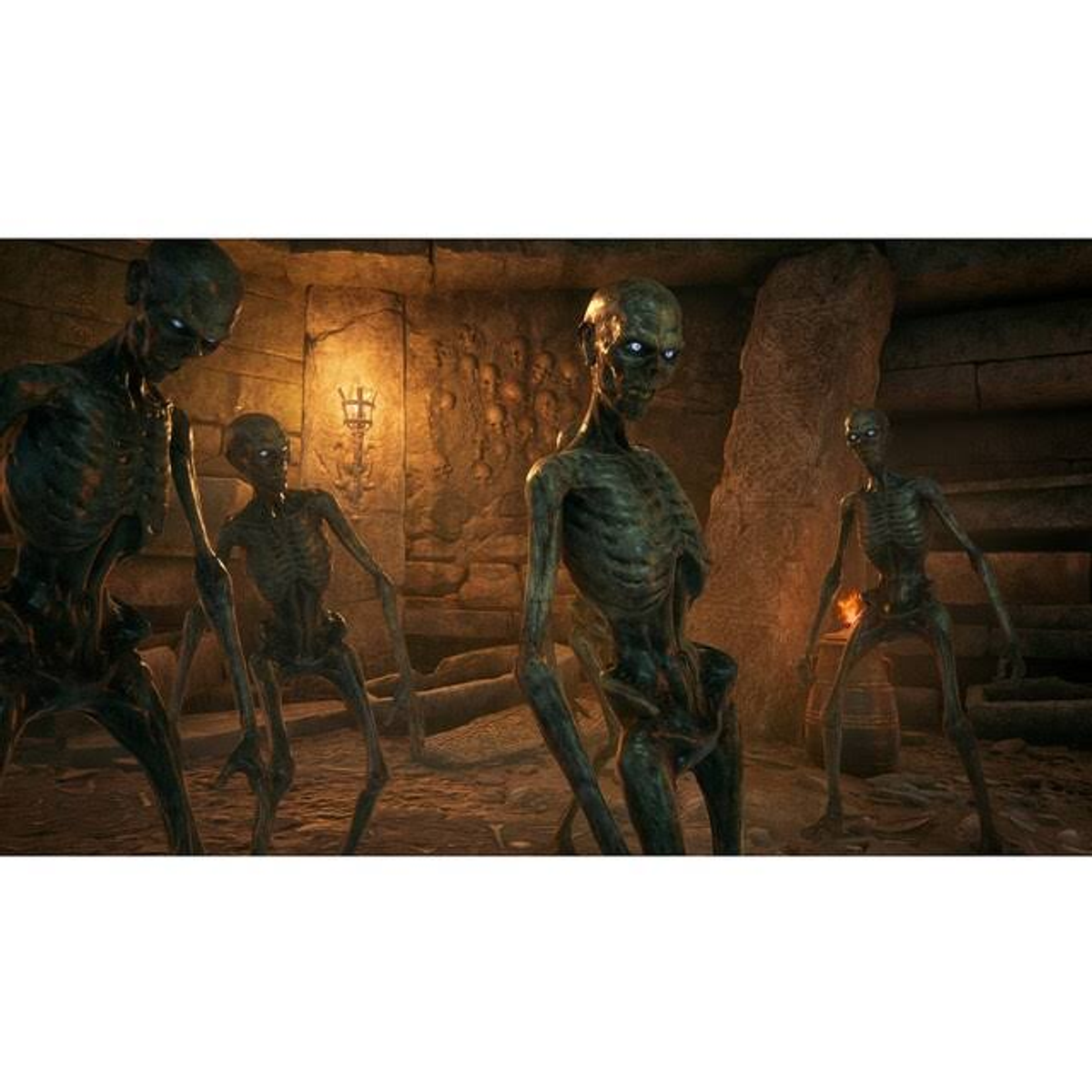 Quattro figure simili a zombi in una stanza buia con muri di pietra. Hanno la pelle verde e sembrano minacciosi.