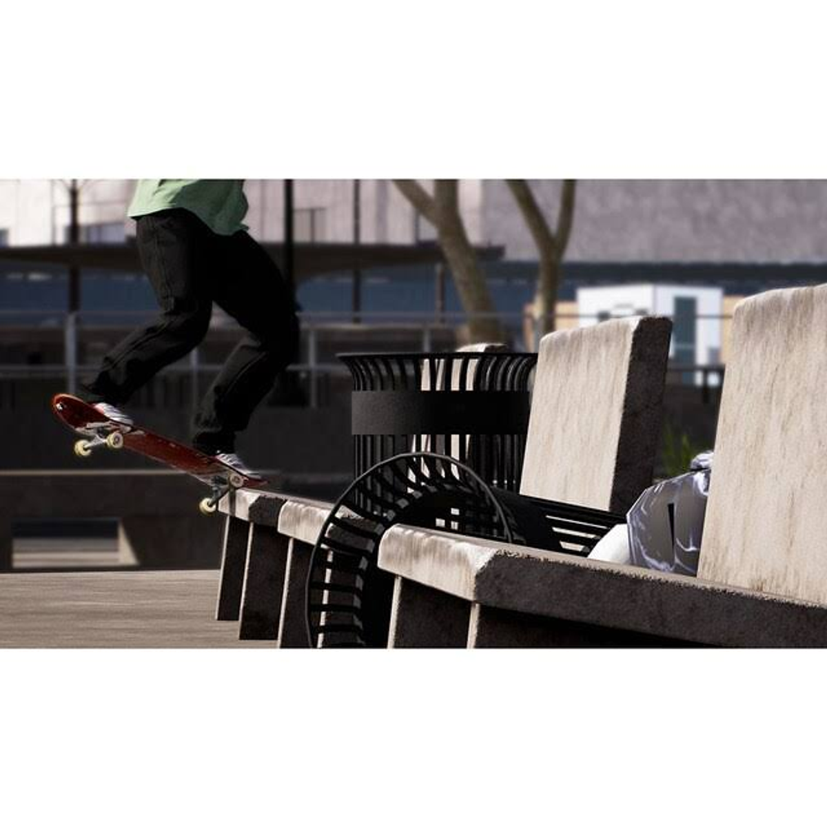 Skateboardzista wykonuje grind na ławce. Scena rozgrywa się na zewnątrz w słoneczny dzień. Widoczny kosz na śmieci.