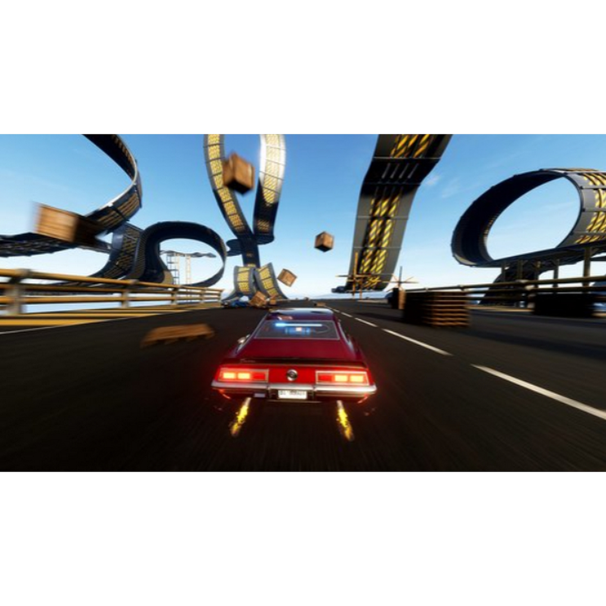 Czerwony samochód sportowy jadący po torze z pętlami. Pudełka unoszą się w powietrzu.