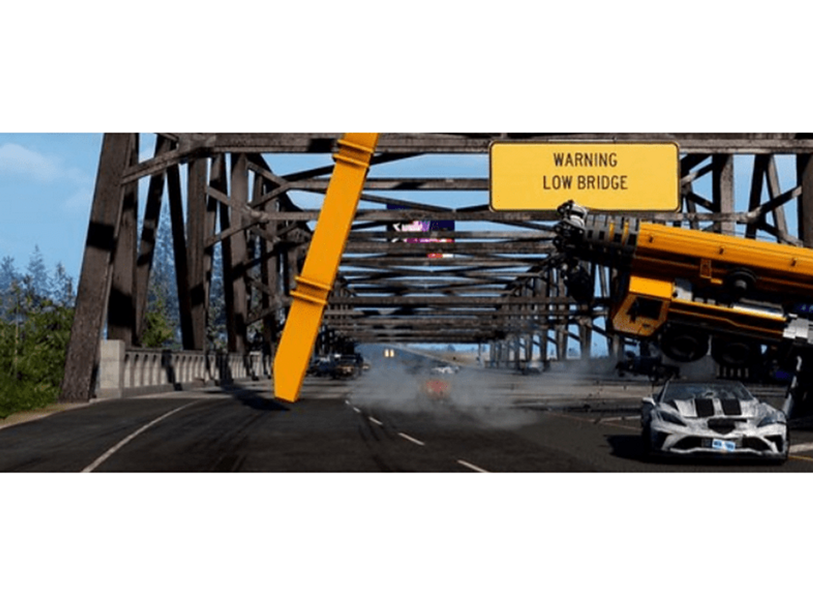 Samochód uderza w most. Znak ostrzegawczy 'Low Bridge'. Eksplozja i odłamki w powietrzu.