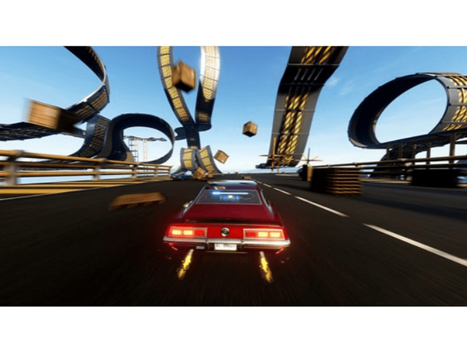 Czerwony samochód na torze wyścigowym z pętlami, unoszące się drewniane skrzynie i ogień z wydechu.