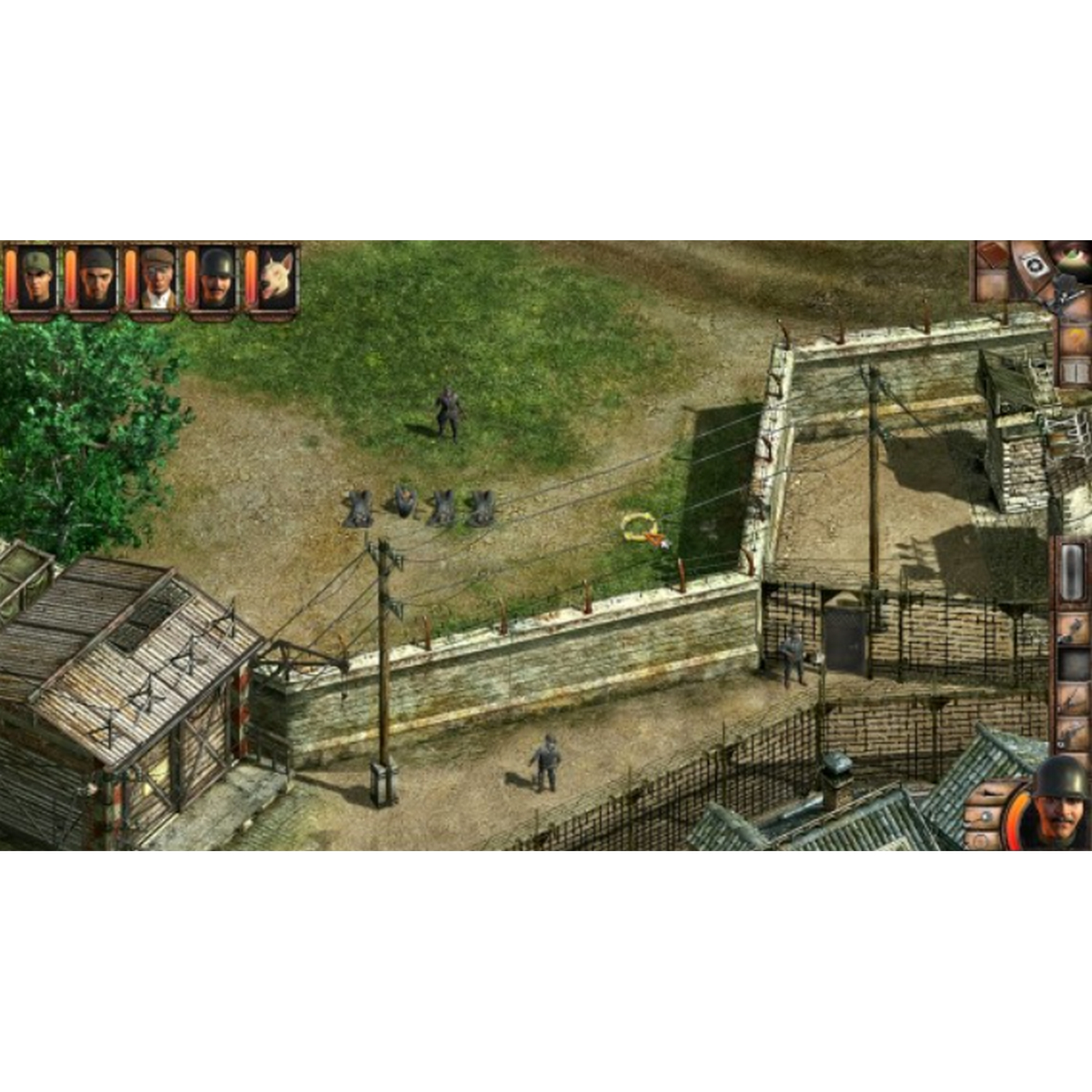 Vista desde arriba de una escena de juego con personajes, edificios, vallas y un entorno enrejado.