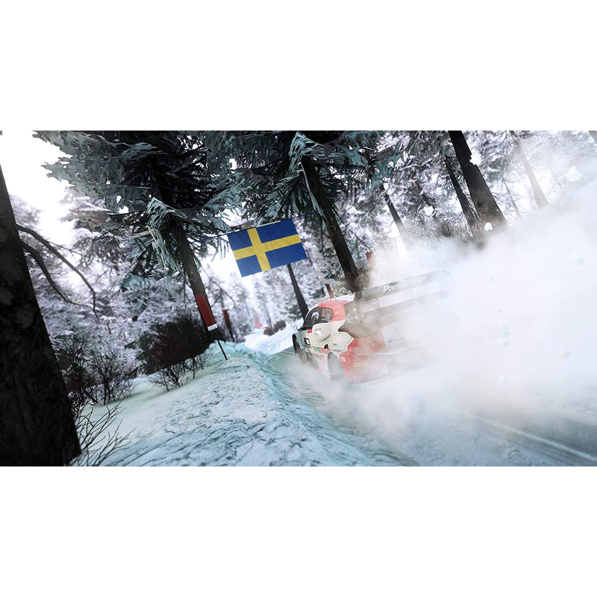Un coche de rally corre a través de un bosque nevado con una bandera sueca al fondo.