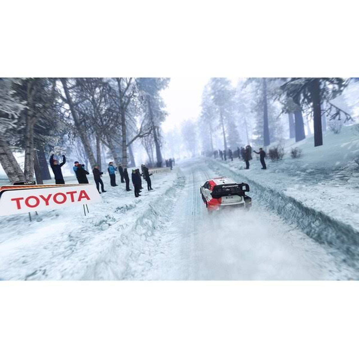 Zrzut ekranu z gry rajdowej WRC. Samochód wyścigowy na zaśnieżonej drodze. Widzowie z boku, transparent 'TOYOTA'.
